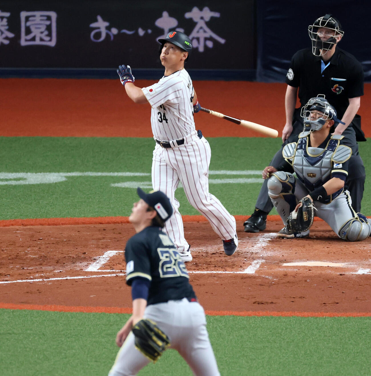 日本対オリックス　5回表日本1死、右越えソロ本塁打を放つ吉田。投手九里（撮影・加藤哉）