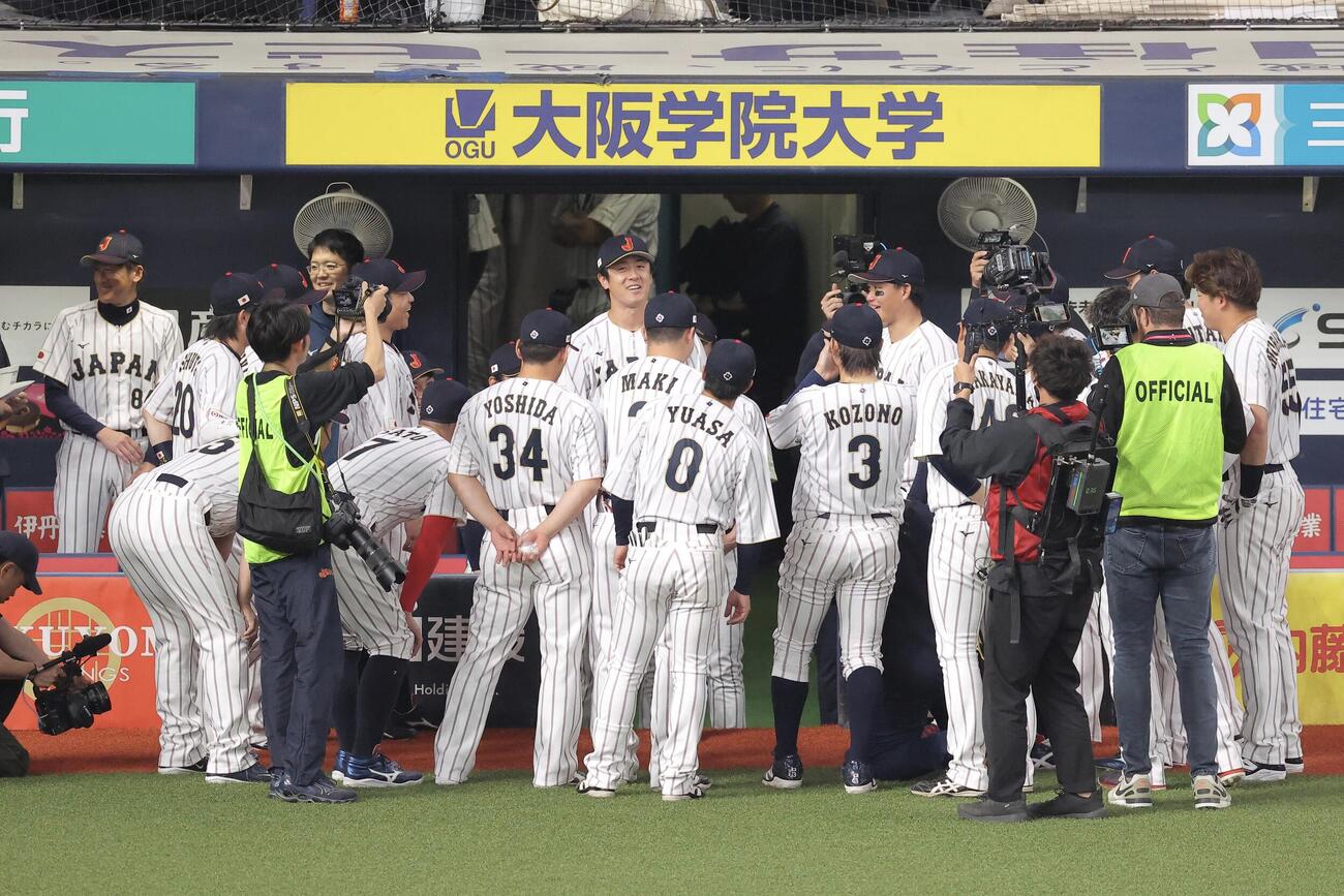 日本対オリックス　試合前、円陣で声出しする北山（中央）（撮影・河田真司）