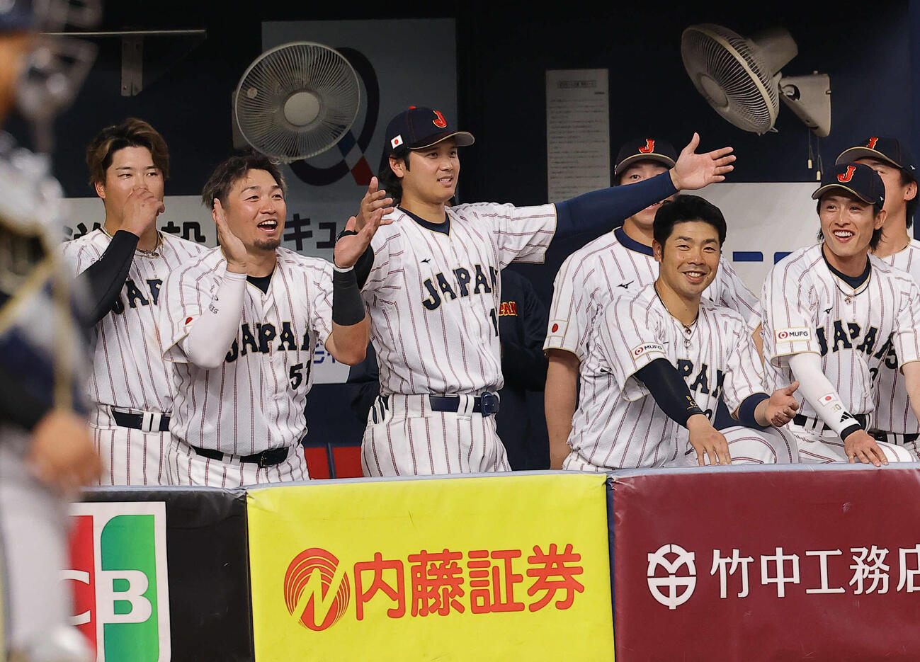 オリックス対日本　5回表日本1死、ソロ本塁打を放った吉田正尚に両手を広げて祝福する大谷（中央）と鈴木（同左）（撮影・上田博志）