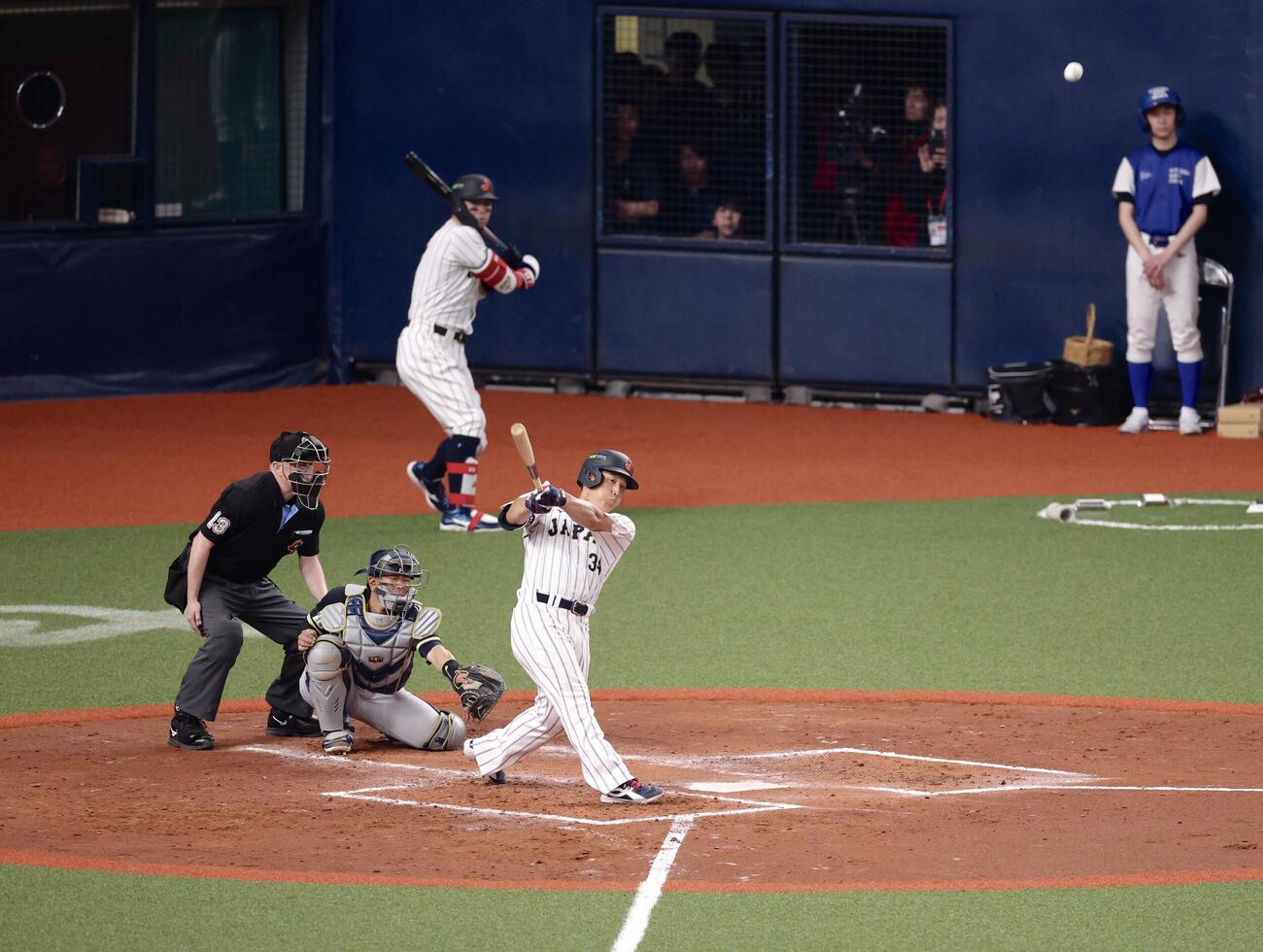 日本対オリックス　5回表日本1死、右越えソロ本塁打を放つ吉田（撮影・河田真司）