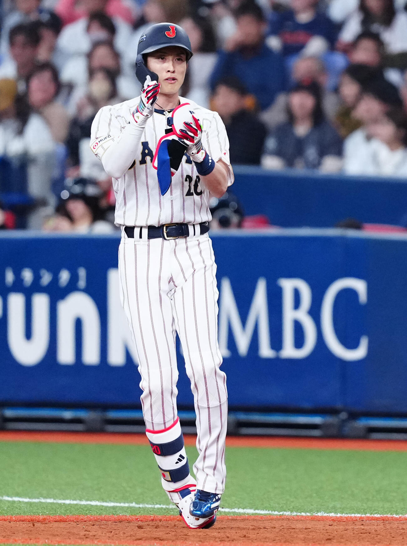 日本対オリックス　9回表日本1死、中前打を放ちポーズを決める周東（撮影・垰建太）