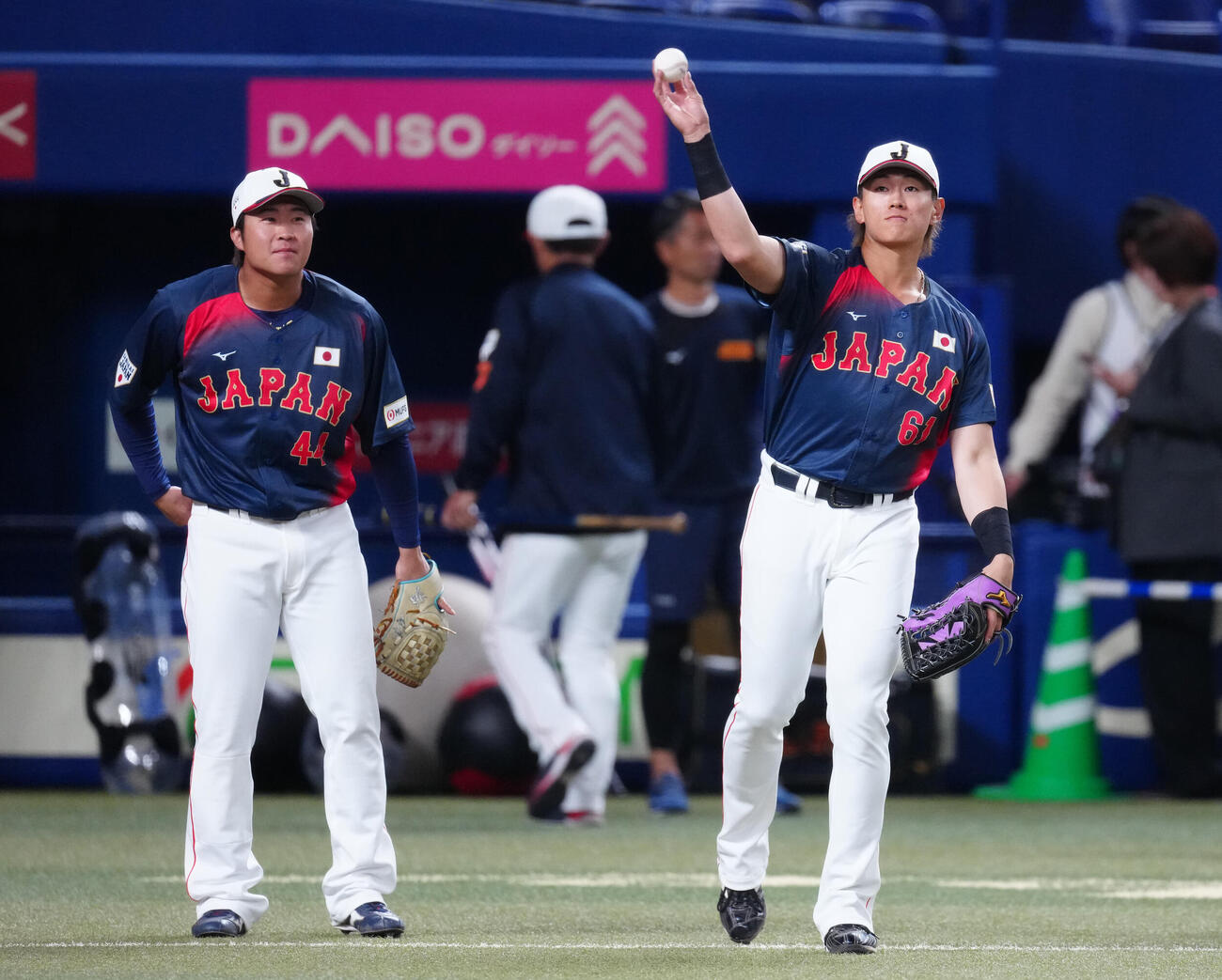 チームに合流し練習に臨む山本（右）と石上（2026年2月26日撮影）