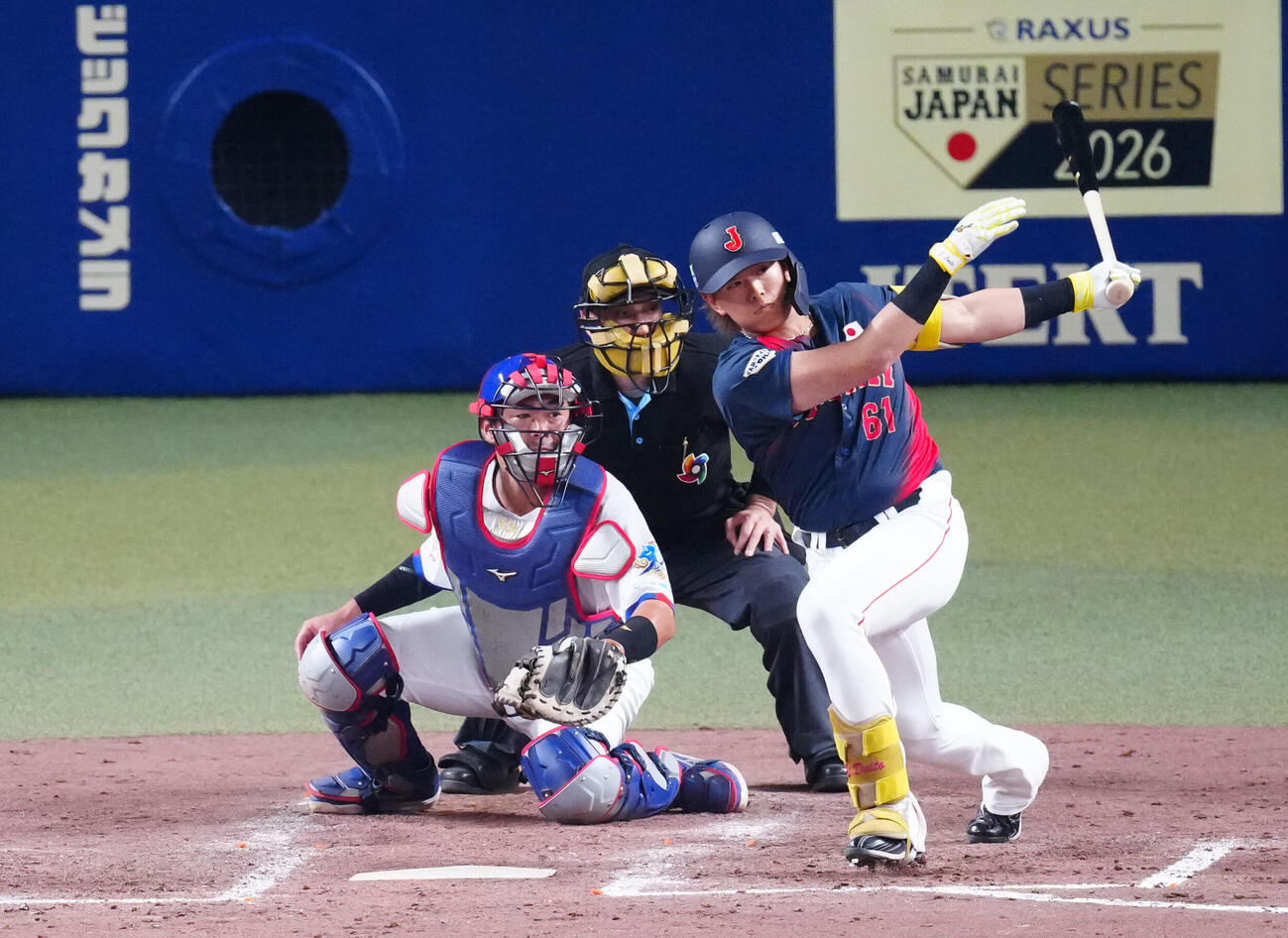 中日対日本　5回表日本1死満塁、適時打を放つ山本大。投手三浦（2026年2月28日撮影）