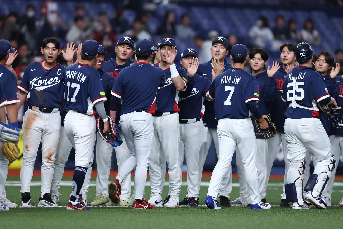 オリックス対韓国　オリックスに勝利し、タッチを交わして喜び合う韓国の選手たち（撮影・前田充）