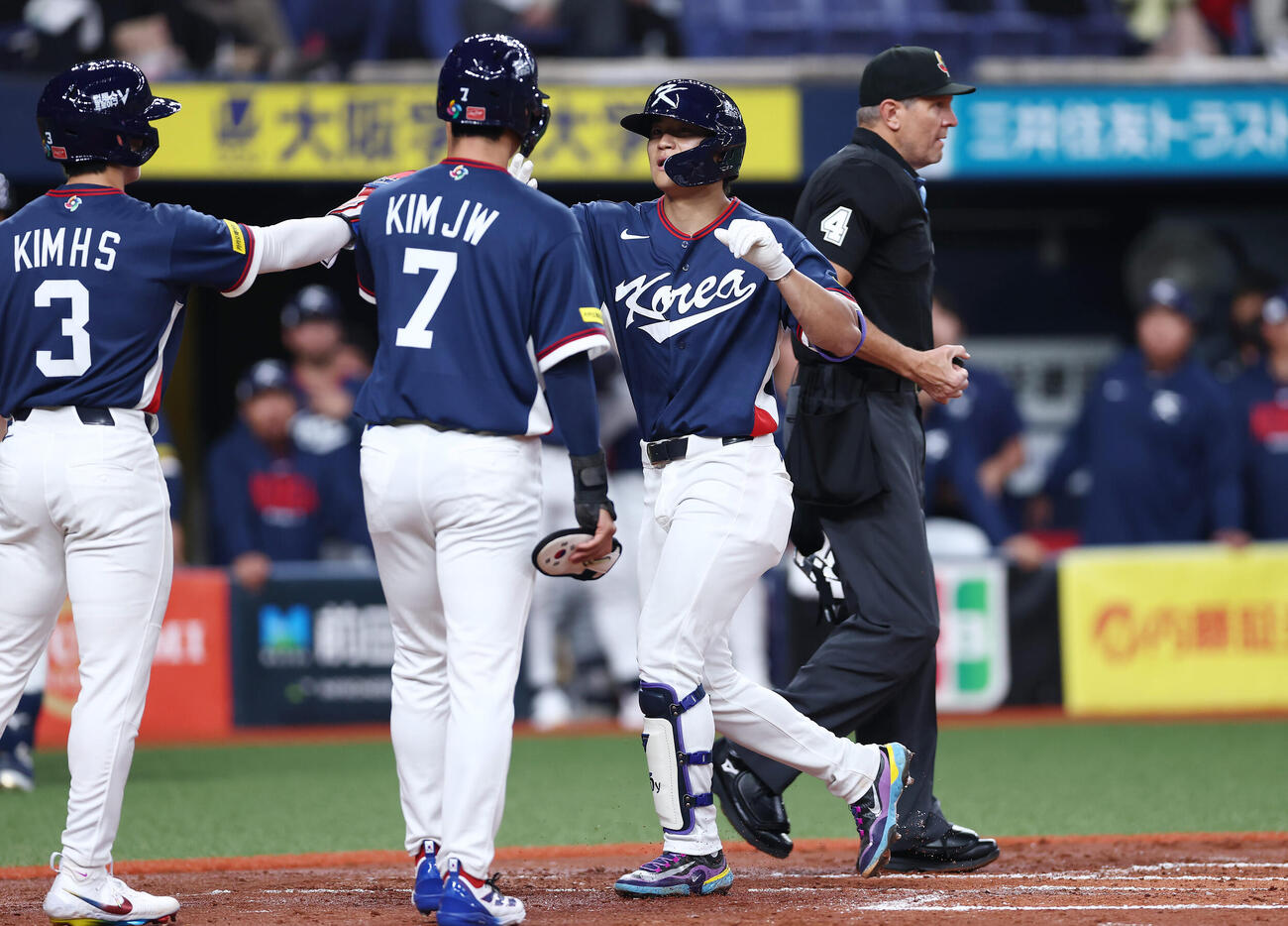 オリックス対韓国　2回表韓国2死一、三塁、左中間へ3点本塁打を放った金倒永（右から2人目）（撮影・前田充）