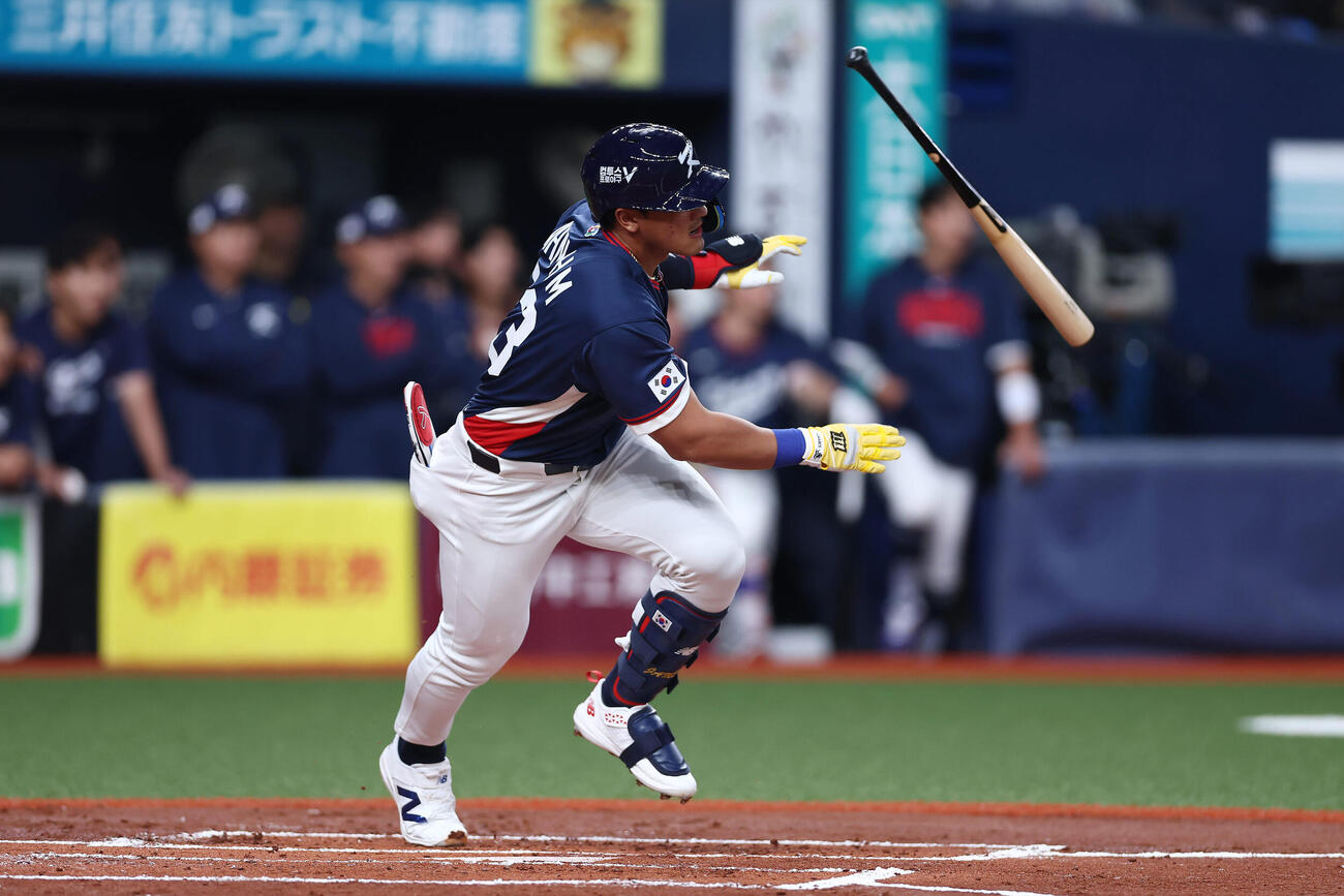 オリックス対韓国　2回表韓国無死、中前打を放つ安賢民（撮影・前田充）