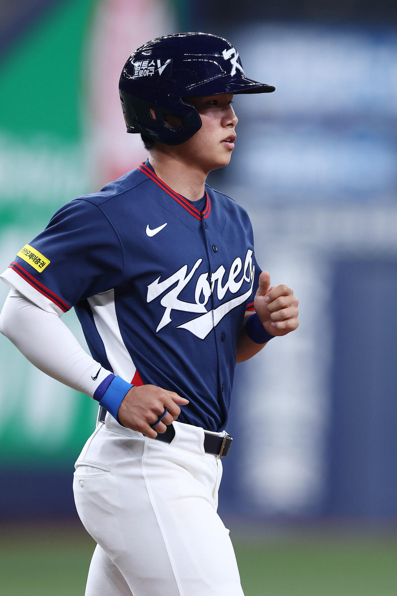 オリックス対韓国　2回表韓国1死一、二塁、四球で出塁する金慧成（撮影・前田充）