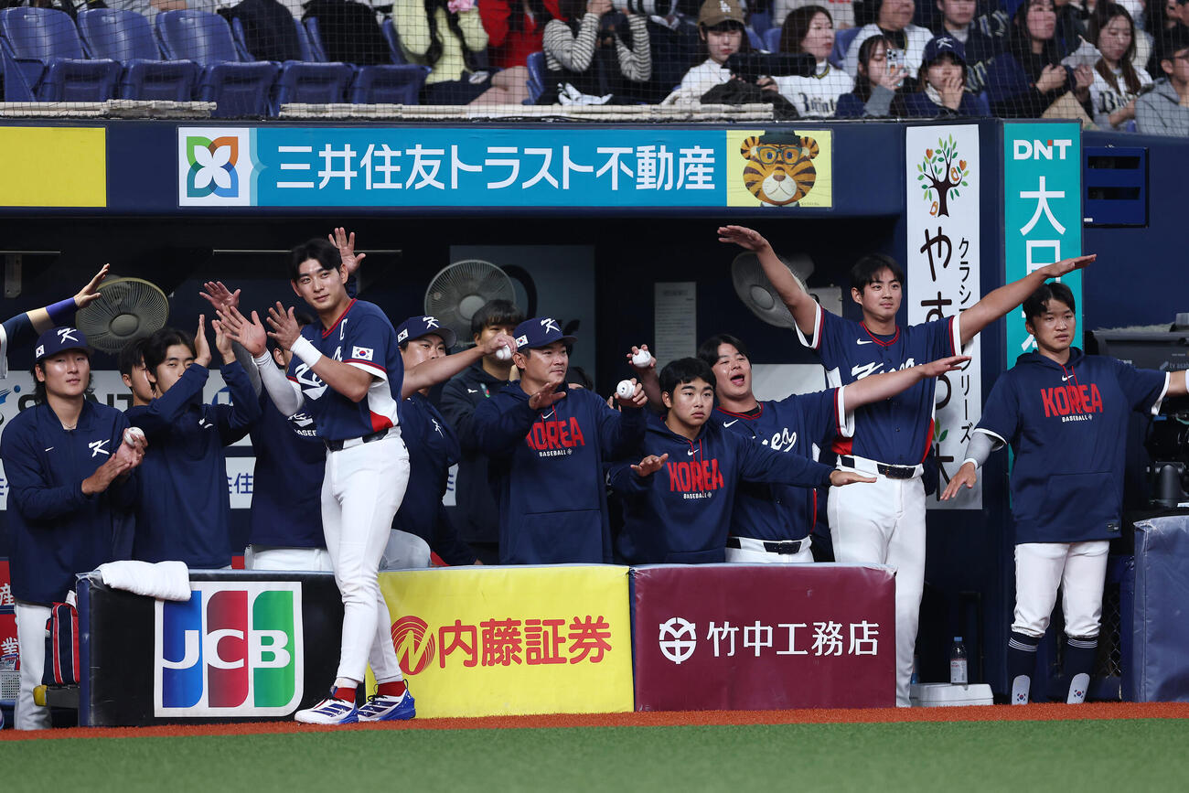 オリックス対韓国　2回表韓国1死満塁、朴東原の適時打で先制し、喜ぶ韓国の選手たち（撮影・前田充）