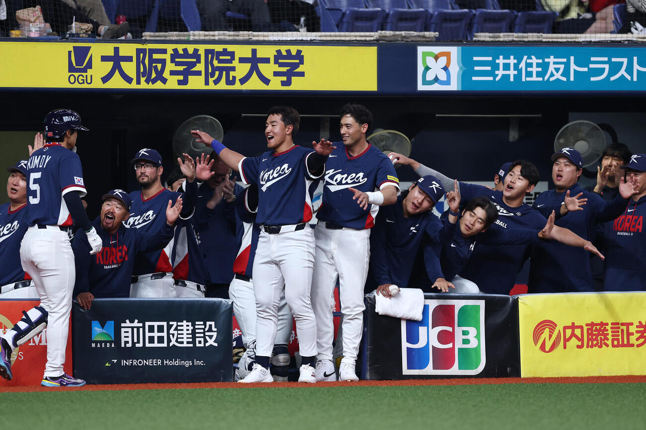 オリックス対韓国　2回表韓国2死一、三塁、左中間へ3点本塁打を放った金倒永（左端）を迎える韓国の選手たち（撮影・前田充）