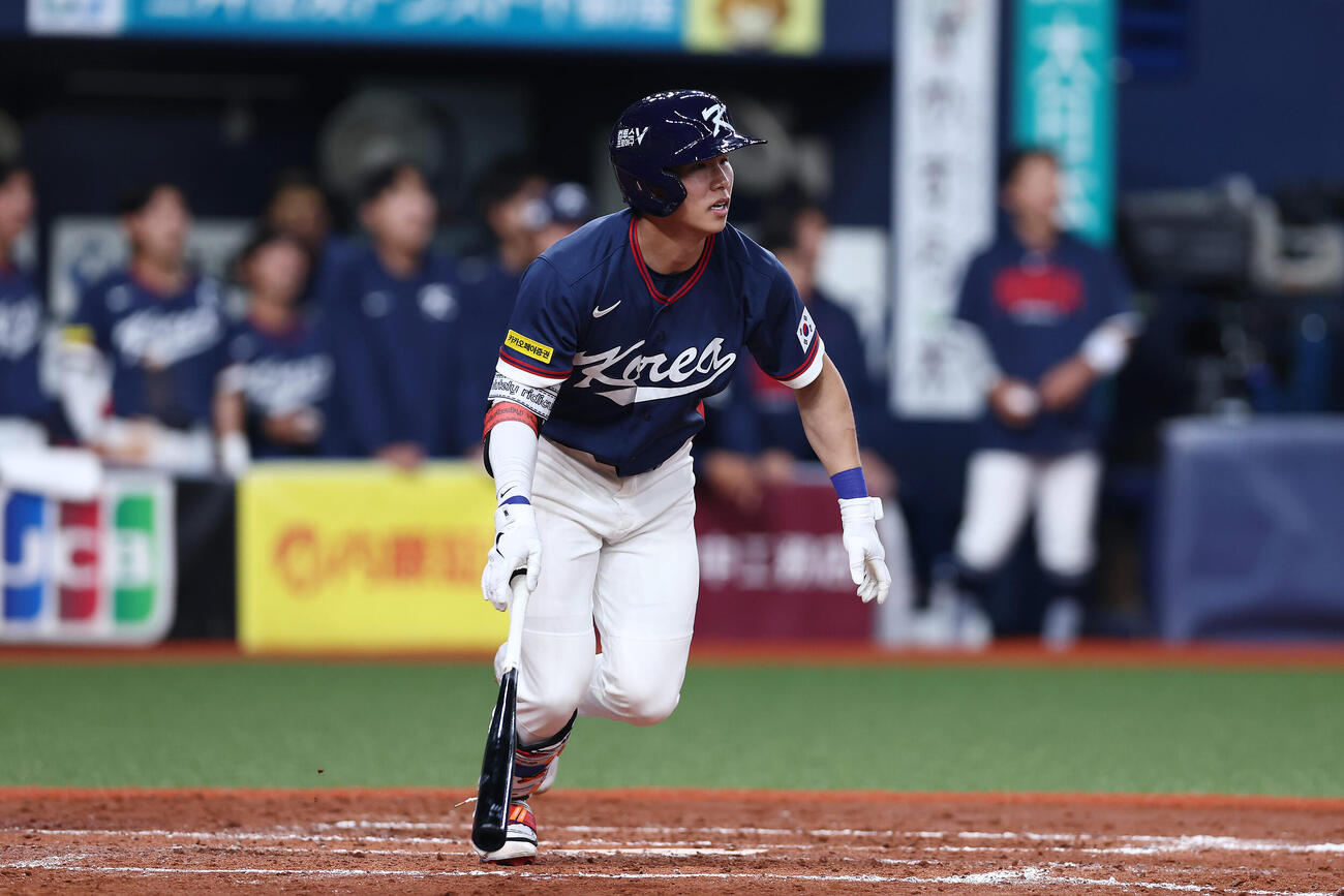オリックス対韓国　5回表韓国1死、右前打を放つ金慧成（撮影・前田充）