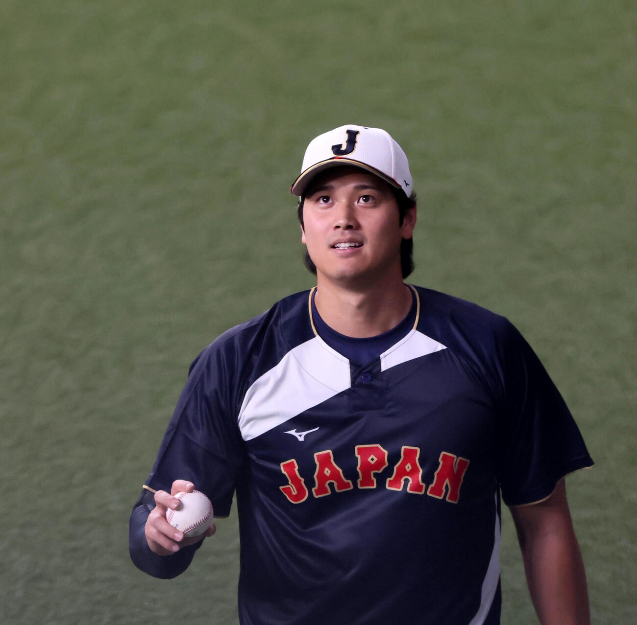 2日、笑顔でキャッチボールする侍ジャパン大谷