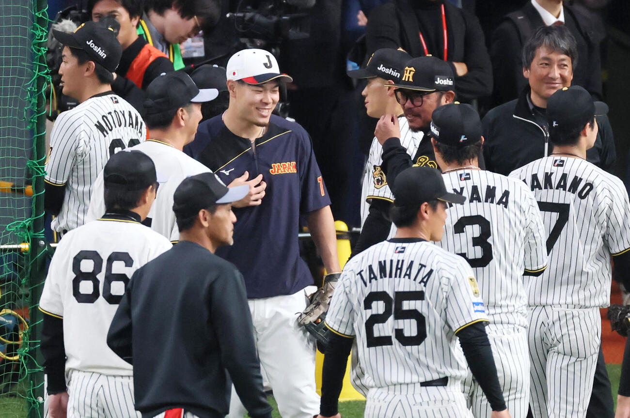 阪神対日本　侍ジャパン佐藤は阪神ナインにあいさつする（撮影・加藤哉）