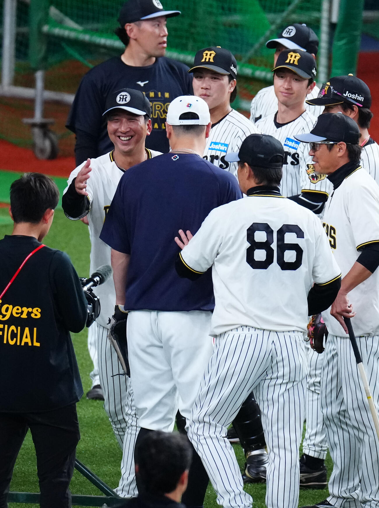 阪神対日本　試合前、阪神藤川監督（左）はあいさつしに来た佐藤（中央）に笑顔を見せる（撮影・垰建太）