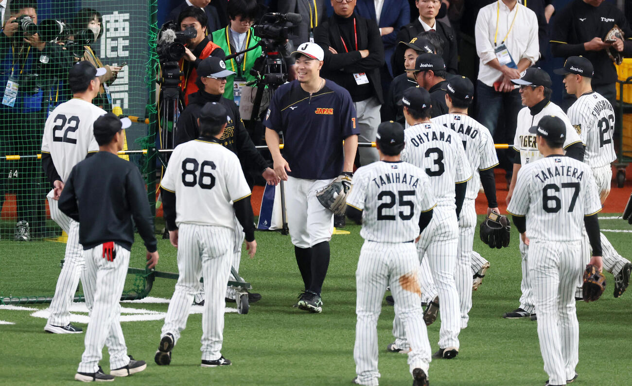 阪神対日本　侍ジャパン佐藤は阪神ナインにあいさつする（撮影・加藤哉）
