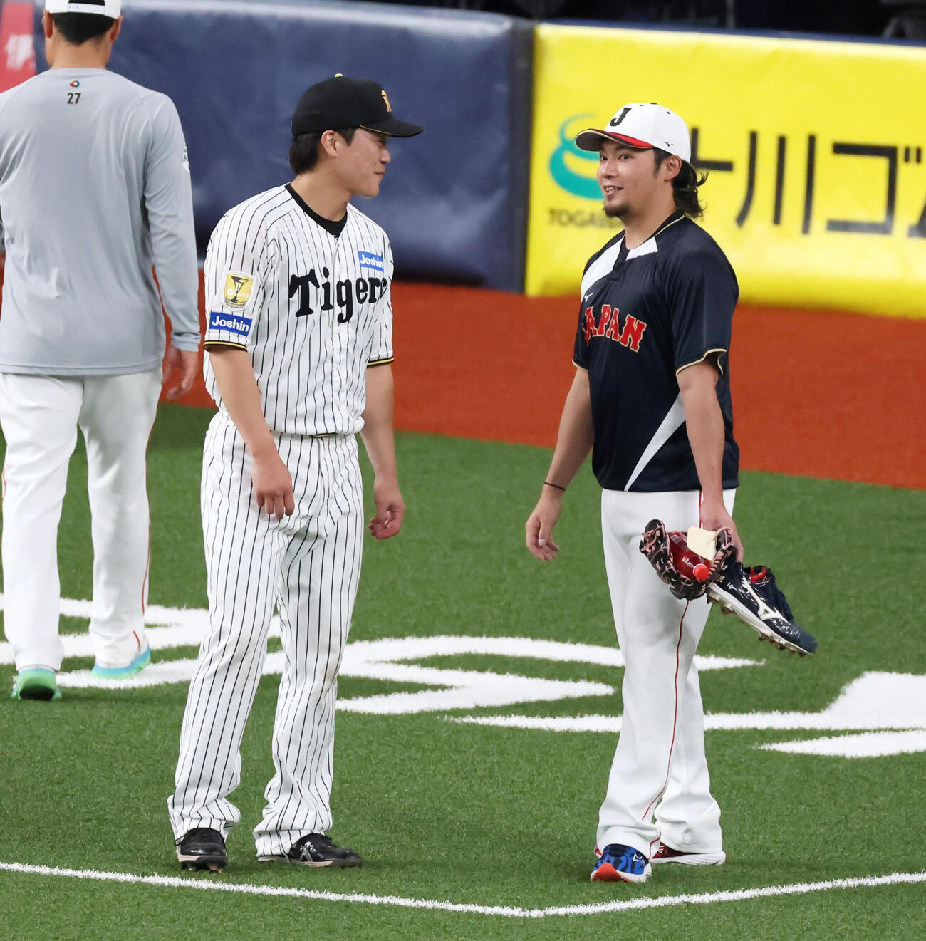 阪神対日本　侍ジャパン伊藤（右）と話す阪神伏見（撮影・加藤哉）