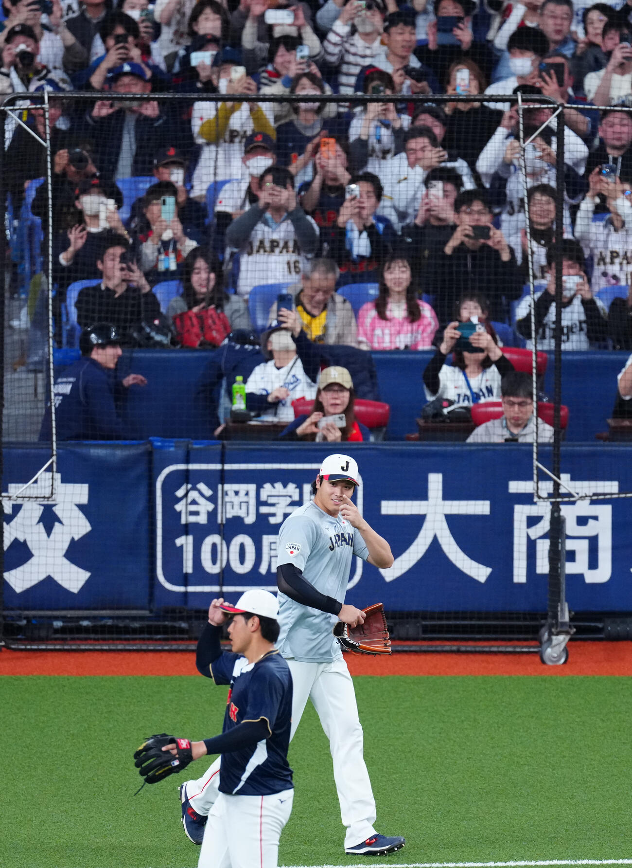 阪神対日本　グラウンドに入る大谷（撮影・垰建太）