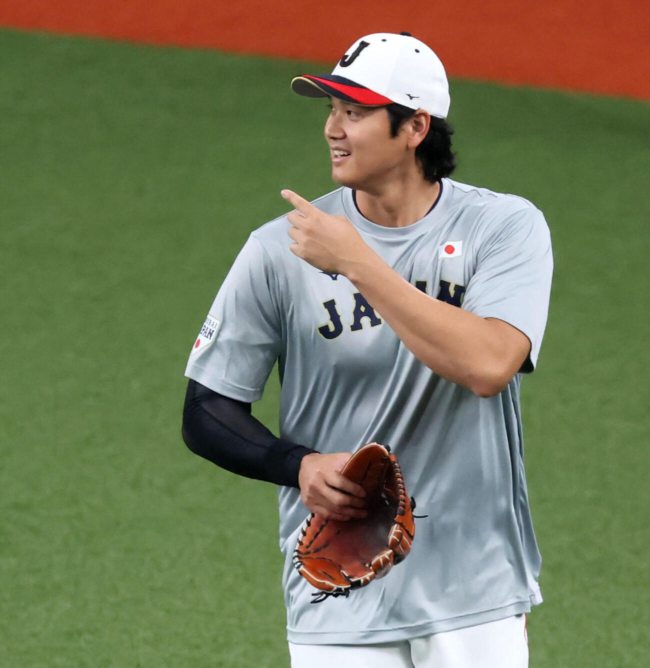 阪神対日本　笑顔を見せながら練習で外野へ向かう侍ジャパン大谷（撮影・加藤哉）
