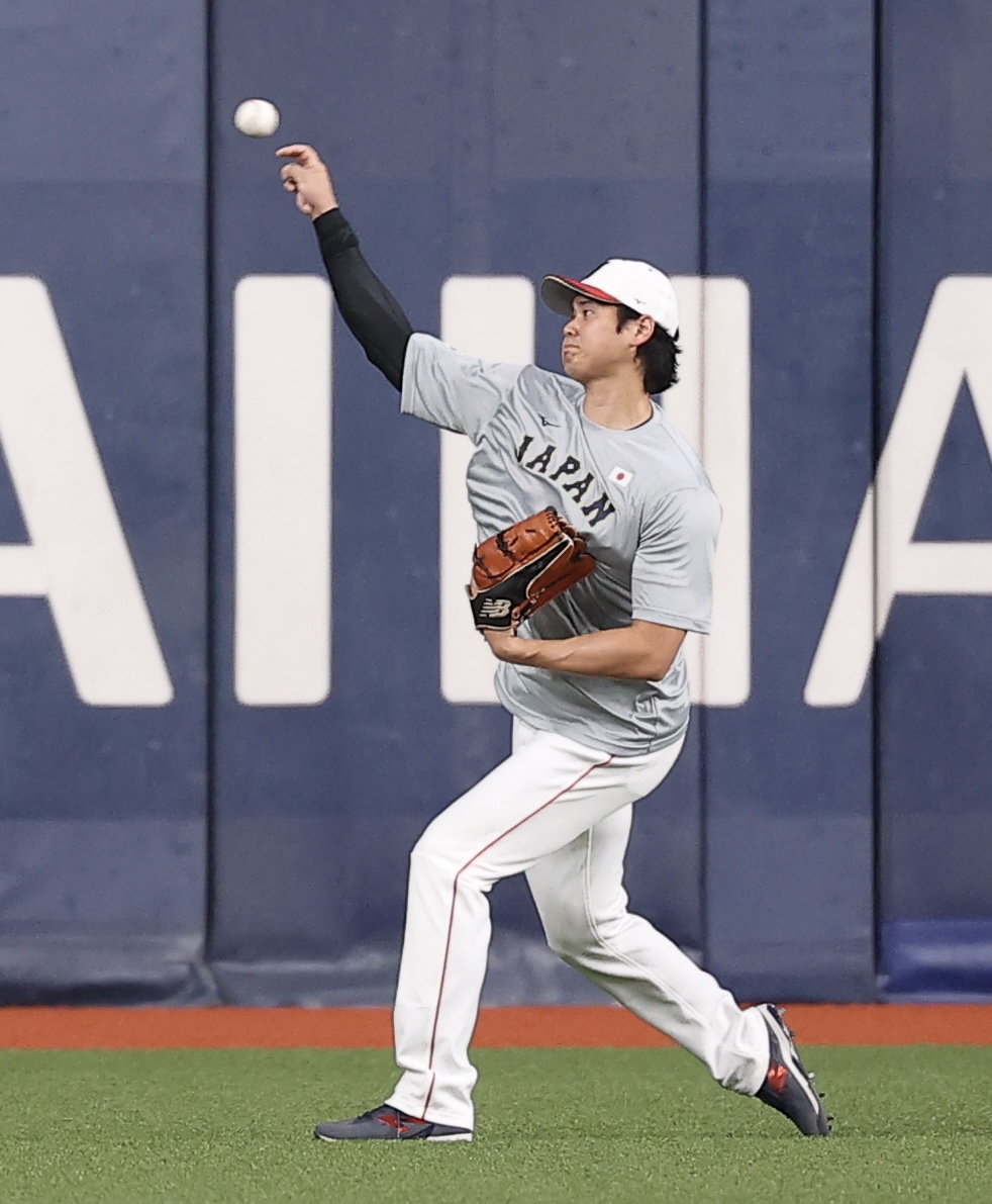 試合前、キャッチボールする大谷（撮影・河田真司）