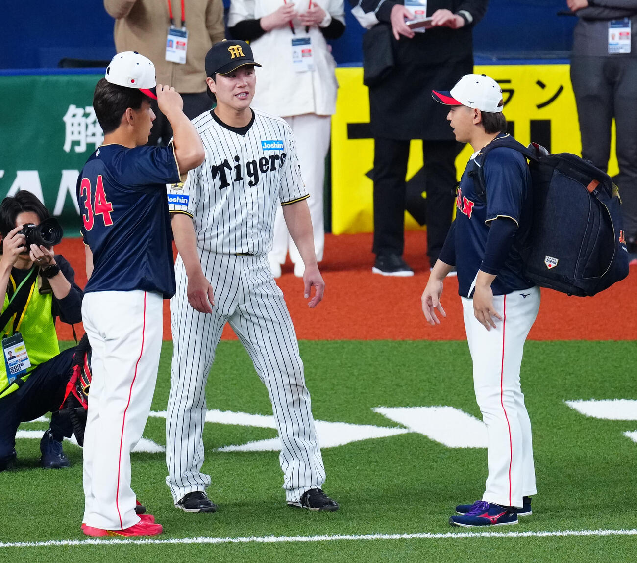 阪神対日本　試合前、吉田（左）、宮城（右）と談笑する阪神伏見（撮影・垰建太）