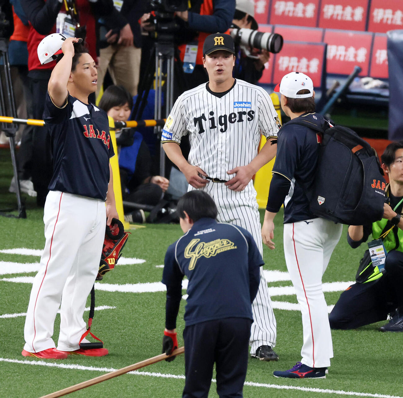 阪神対日本　侍ジャパン吉田（左）、宮城（右）は阪神伏見とあいさつし話し込む（撮影・加藤哉）