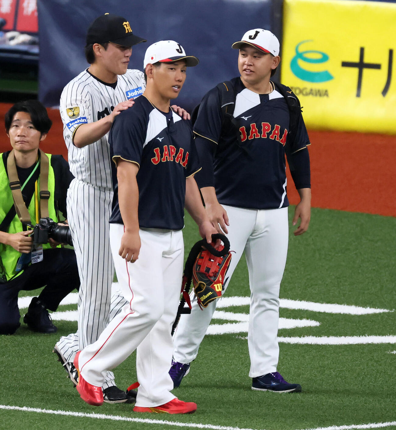 阪神対日本　侍ジャパン吉田の肩を触る阪神伏見。右は宮城（撮影・加藤哉）