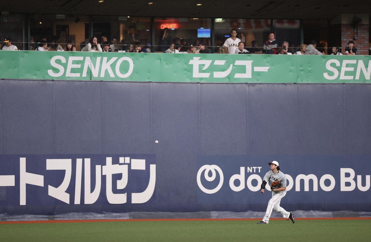 試合前、キャッチボールする大谷（撮影・河田真司）