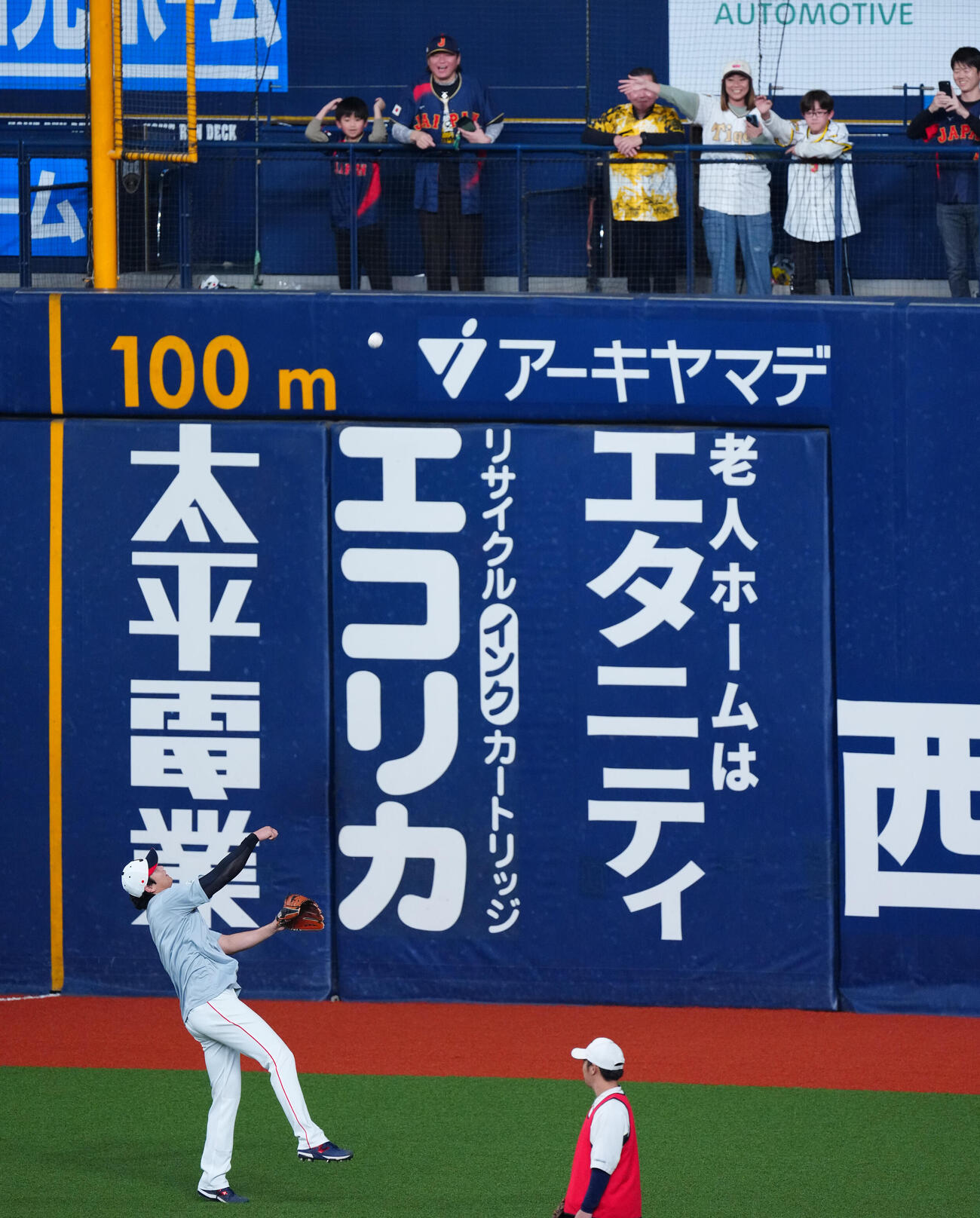 阪神対日本　投球練習を終えスタンドにボールを投げ込む大谷（撮影・垰建太）