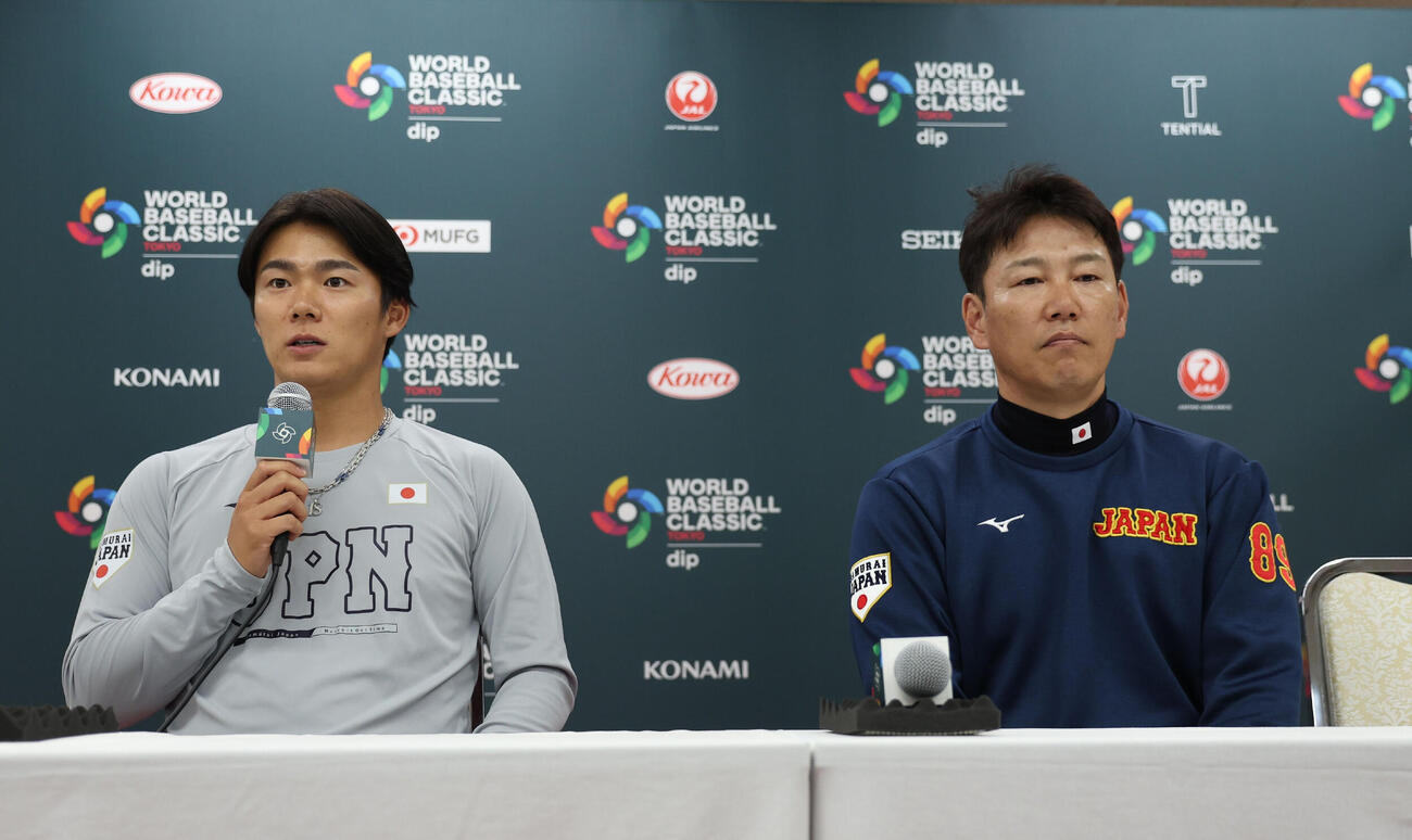 阪神対日本　試合前会見に臨む山本（左）と井端監督