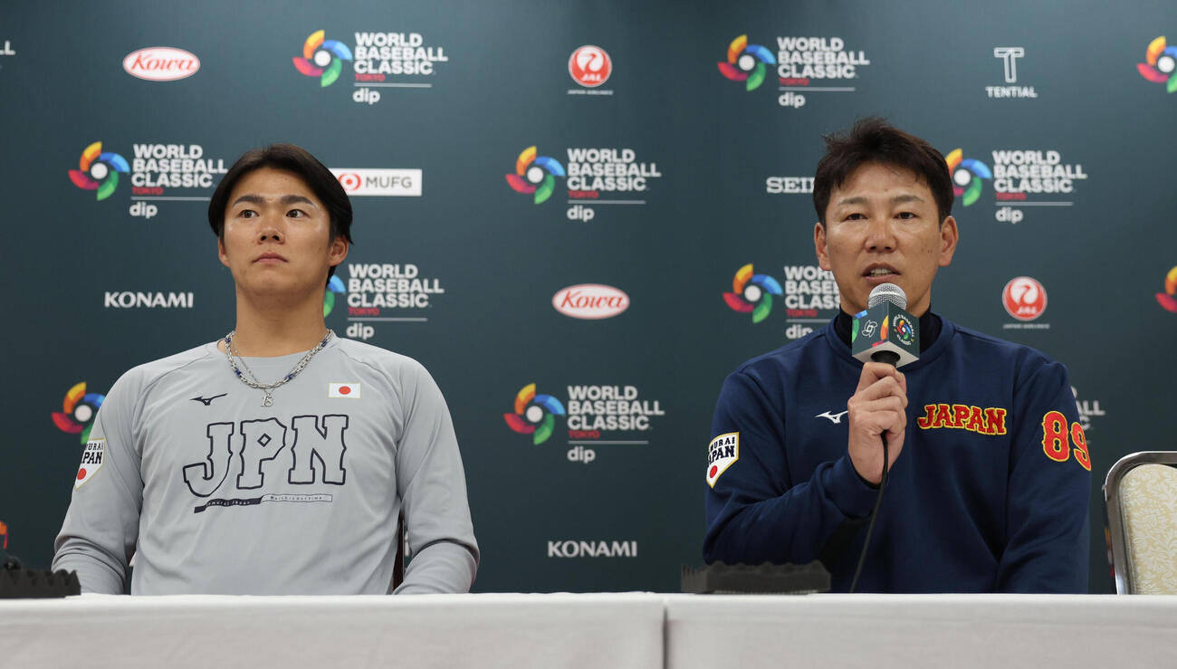 阪神対日本　試合前会見に臨む山本（左）と井端監督