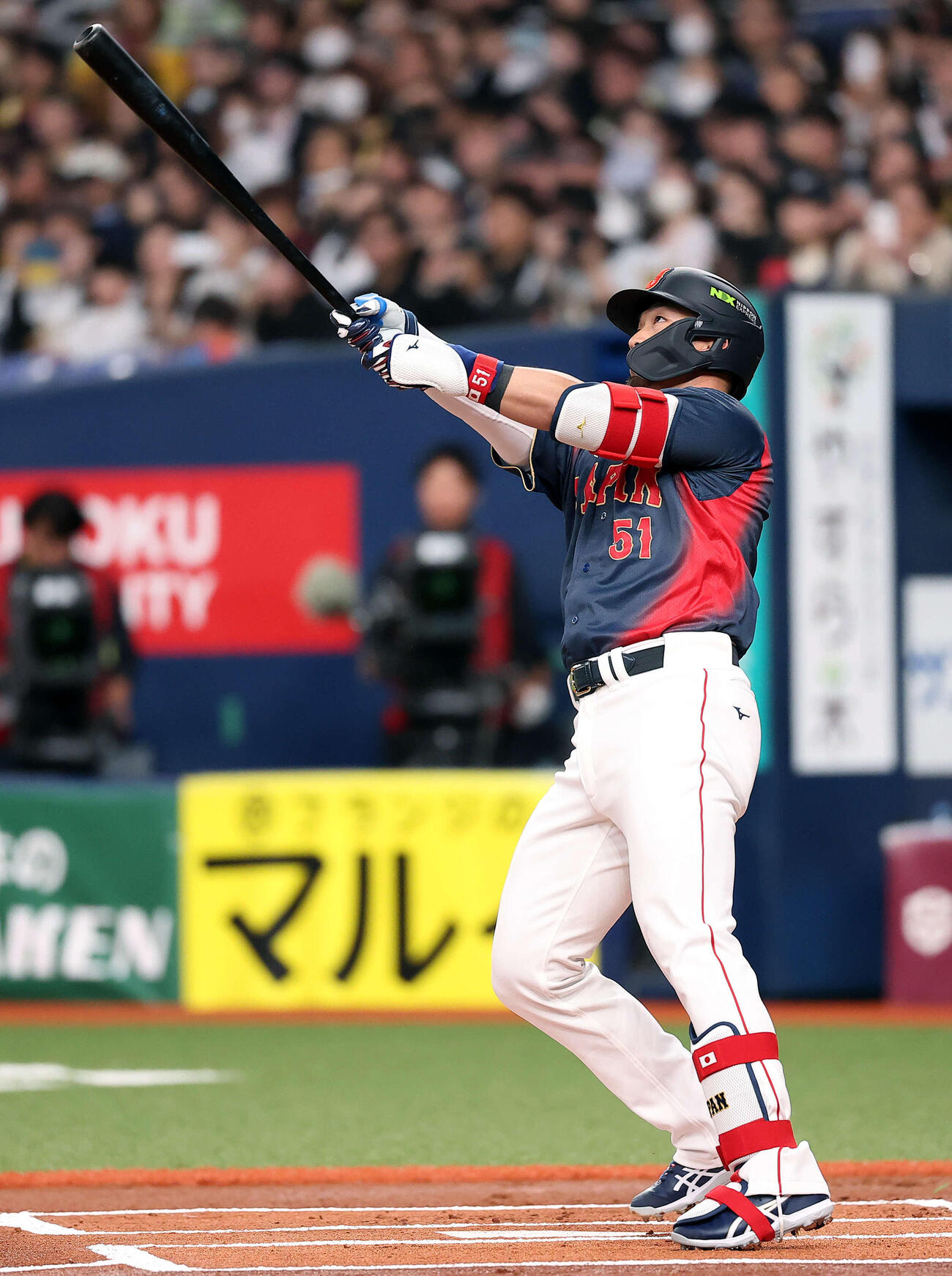 日本対阪神　1回裏2死、左中間先制ソロ本塁打を放つ鈴木（撮影・河田真司）