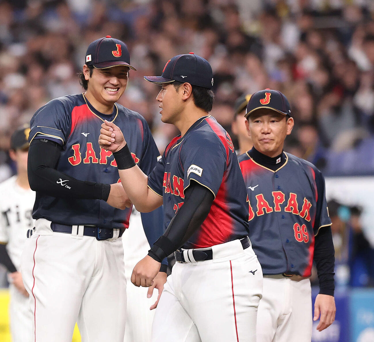 日本対阪神　整列する、左から大谷、岡本、井端監督（撮影・河田真司）