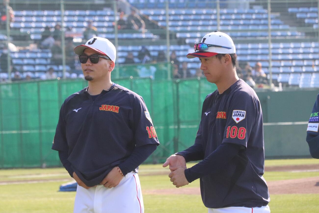 侍ジャパンをブルペン捕手としてサポートする巨人河原さん（右）とDeNA高城さん（左）