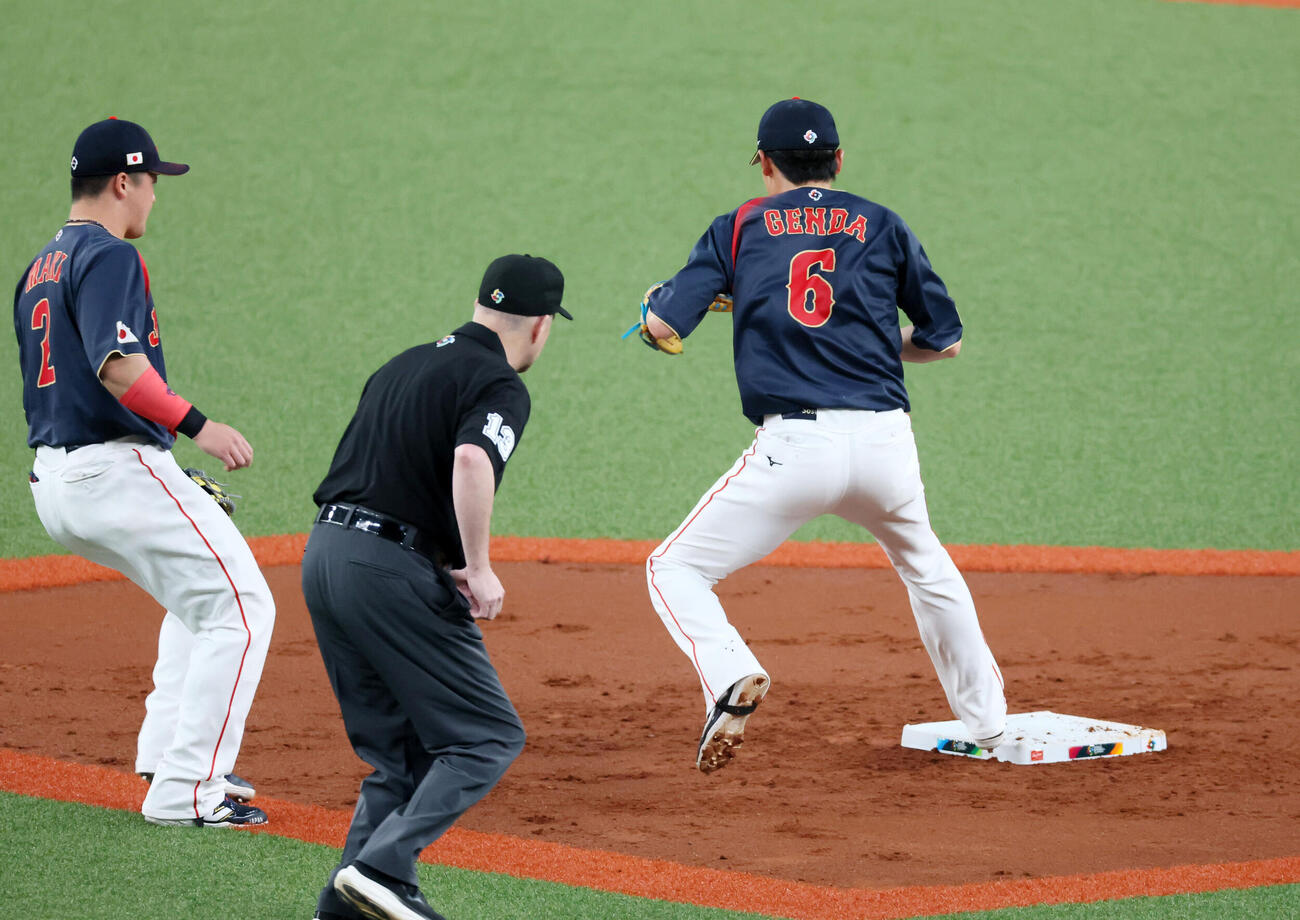 阪神対日本　3回裏阪神1死一、二塁、源田は中野の打球を捕球し一塁転送で併殺を奪う（撮影・加藤哉）