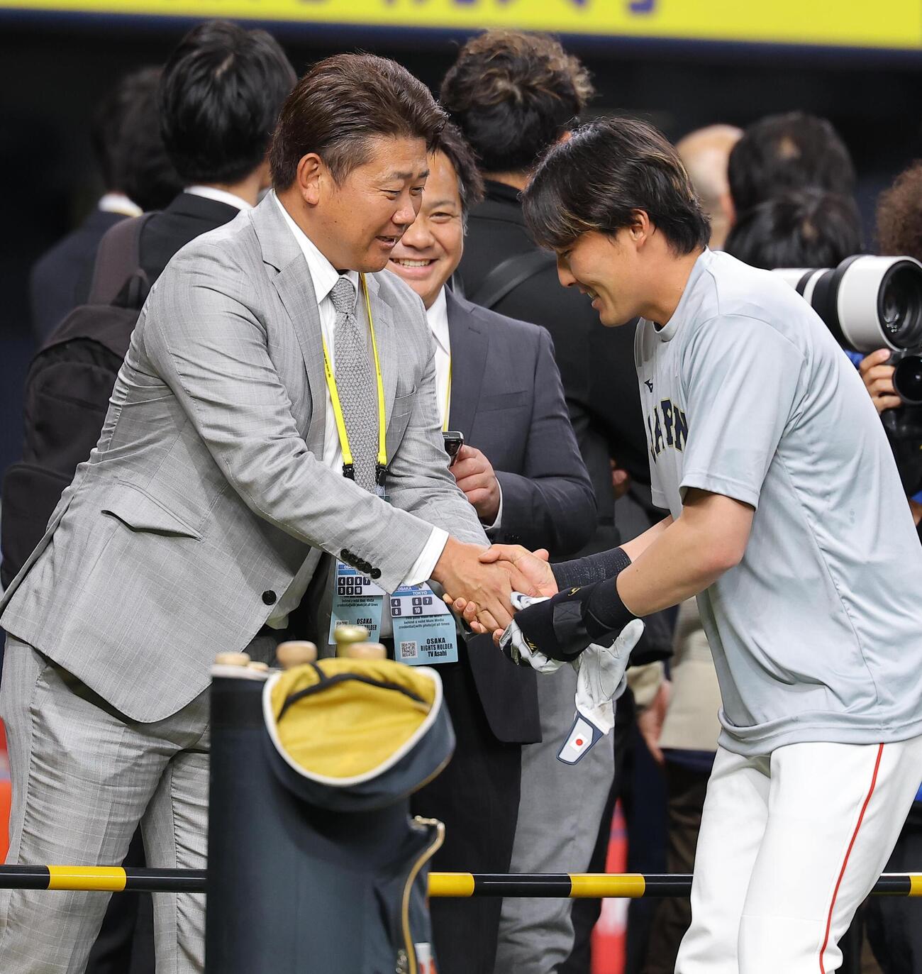 源田（右）と握手を交わす松坂氏（撮影・上田博志）