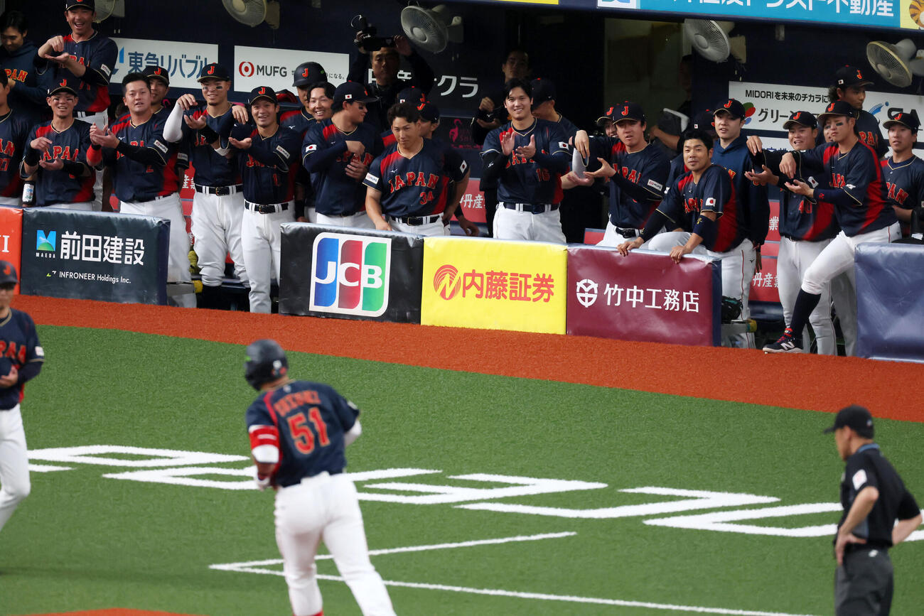 阪神対日本　1回表日本2死、鈴木が左越えソロ本塁打を放ちベンチでお茶を立てるパフォーマンスを見せるナイン（撮影・加藤哉）
