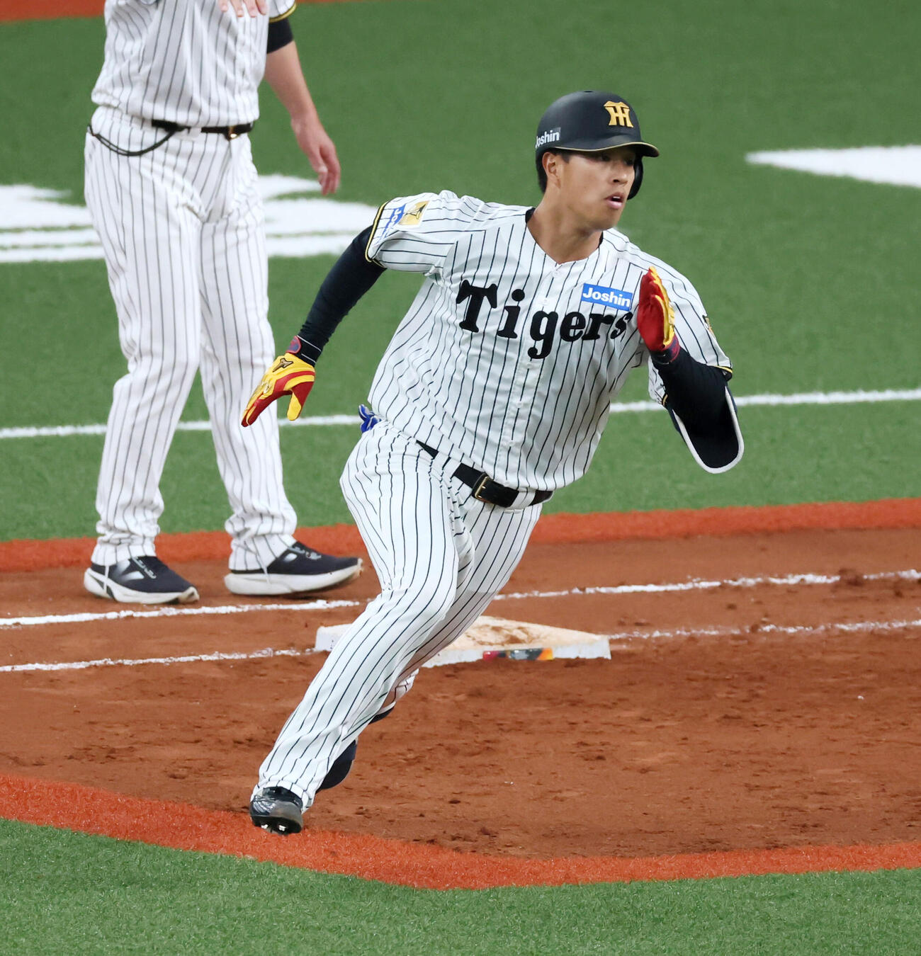 阪神対日本　8回裏阪神1死一、三塁、岡城は左前適時打を放つ（撮影・加藤哉）