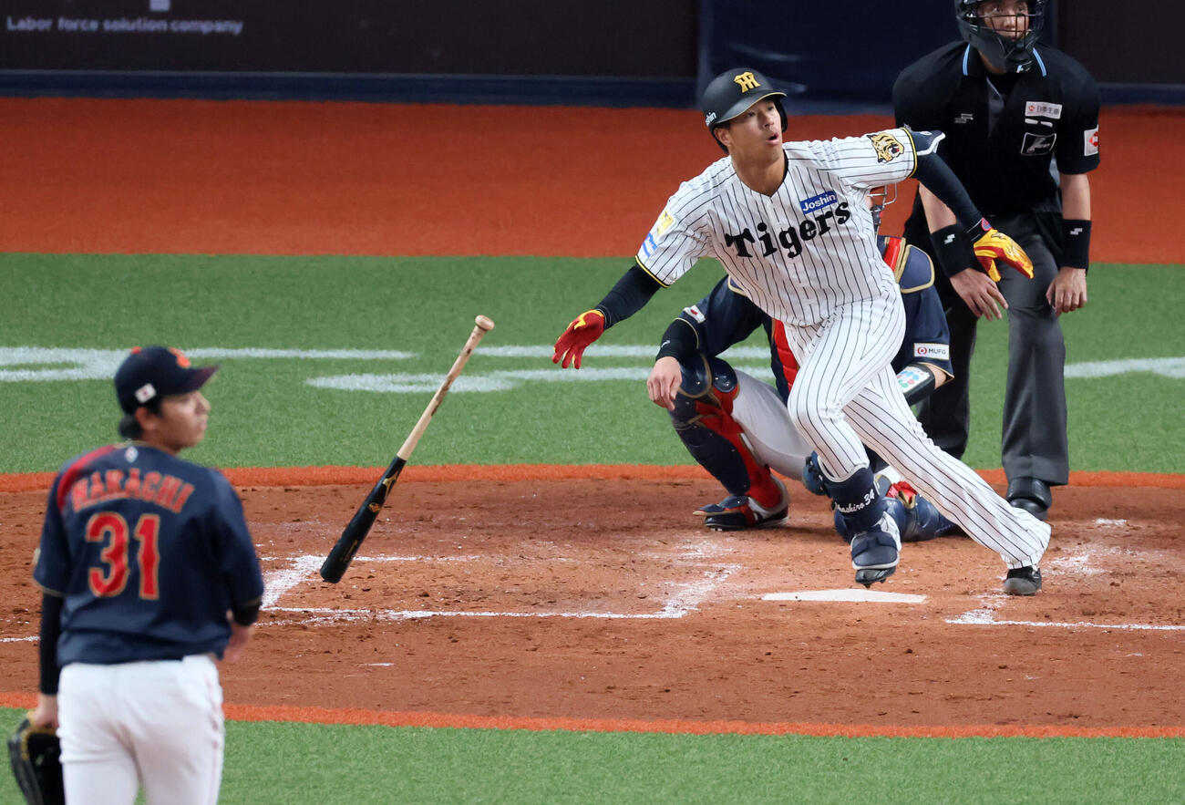 阪神対日本　8回裏阪神1死一、三塁、岡城は左前適時打を放つ。投手仲地（撮影・加藤哉）