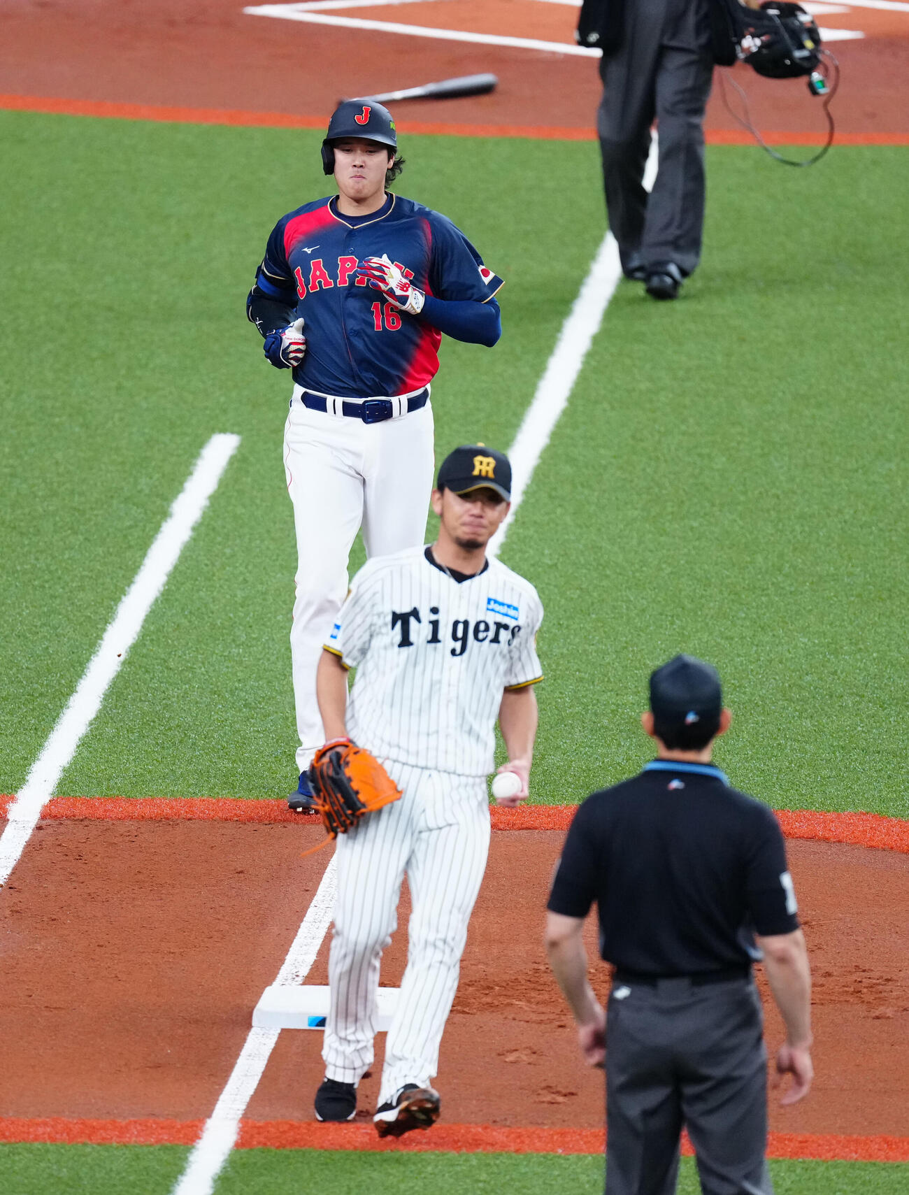 阪神対日本　1回表日本無死、一ゴロに倒れる大谷。投手伊藤（撮影・垰建太）