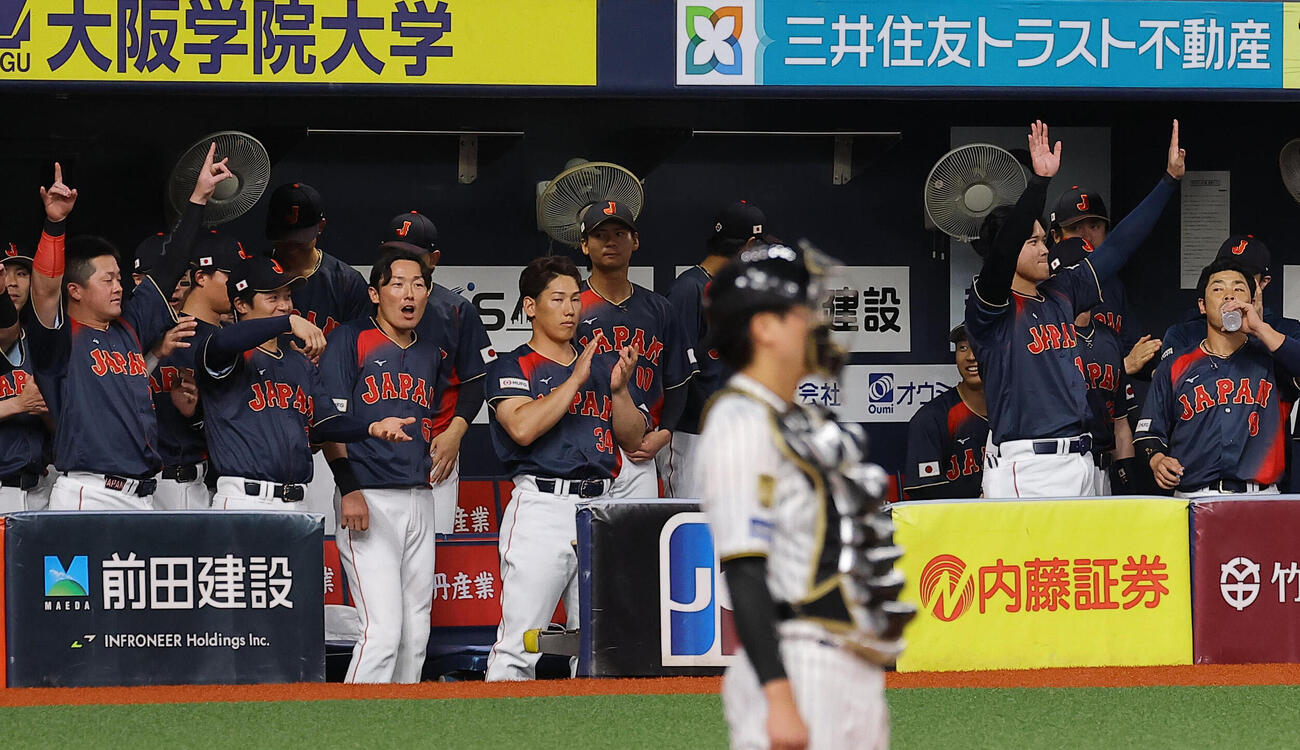 阪神対日本　1回表日本2死、大谷（右から2人目）は鈴木のソロ本塁打でバンザイをする（撮影・上田博志）