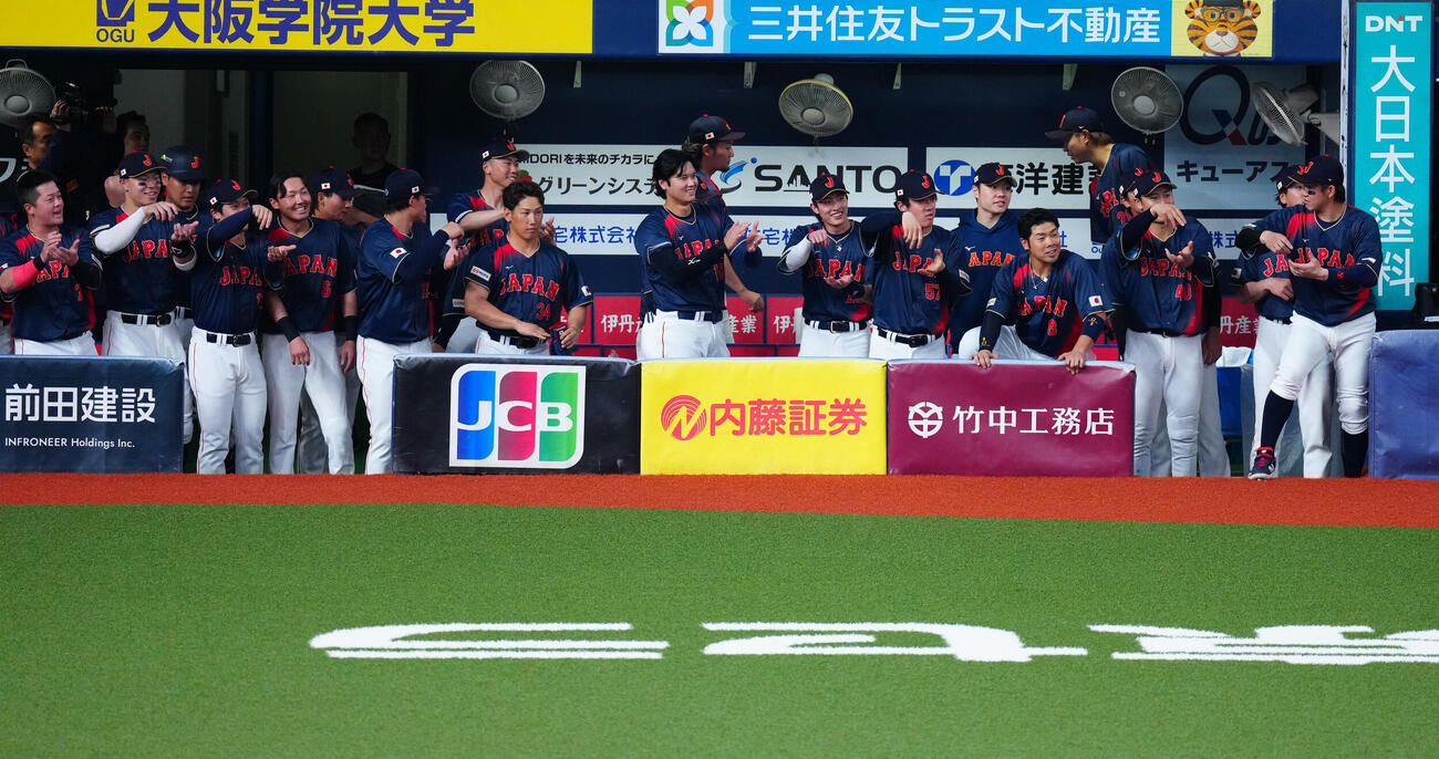 阪神対日本　1回表日本2死、先制ソロ本塁打を放った鈴木の動きに笑顔を見せる大谷（中央）らナイン（撮影・垰建太）