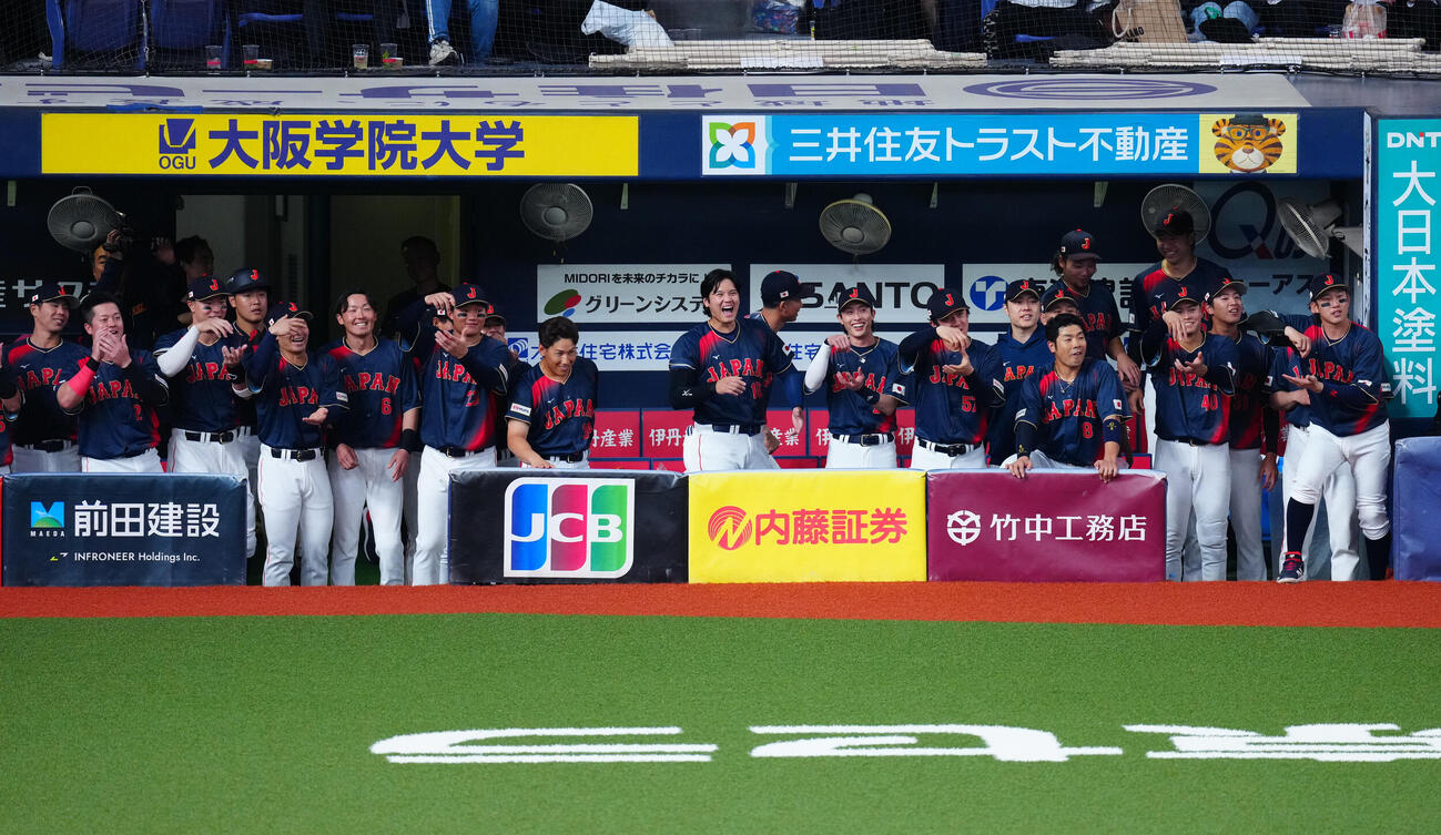 阪神対日本　1回表日本2死、先制ソロ本塁打を放った鈴木の動きに笑顔を見せる大谷（中央）らナイン（撮影・垰建太）