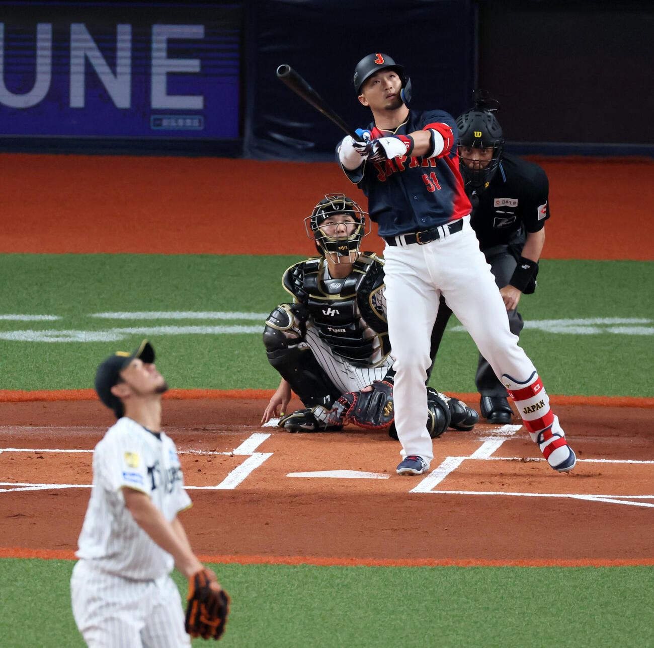 阪神対日本　1回表日本2死、鈴木は左越えソロ本塁打を放つ。投手伊藤将（撮影・加藤哉）