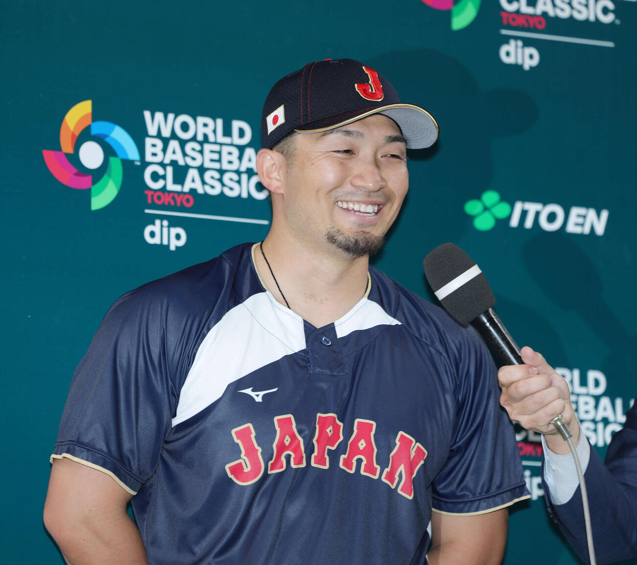 試合後、お立ち台で笑顔を見せる鈴木（撮影・河田真司）