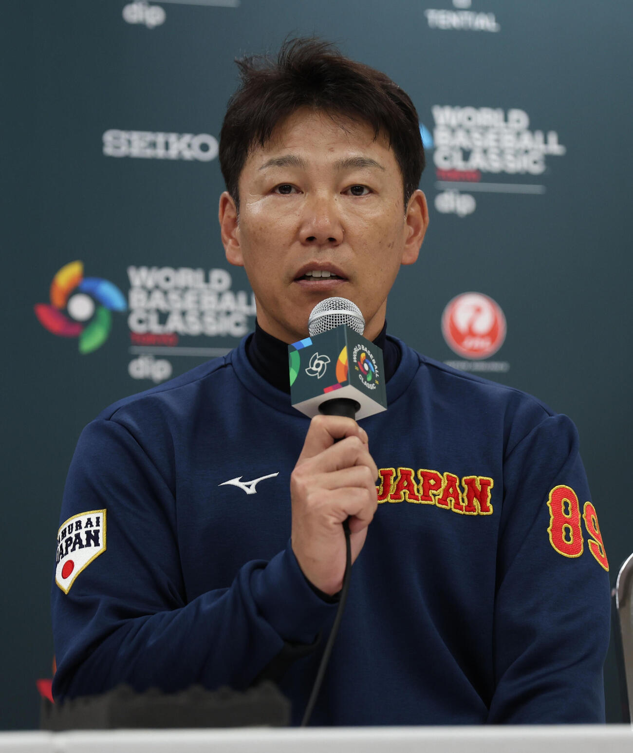 阪神対日本　試合前会見に臨む井端監督