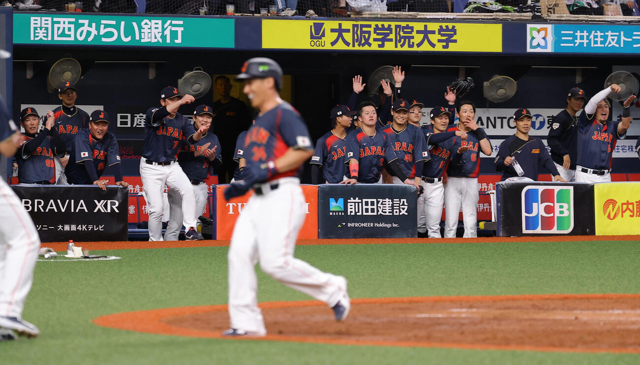 阪神対日本　7回、森下翔太の適時打で盛り上がる日本ナイン（撮影・上田博志）