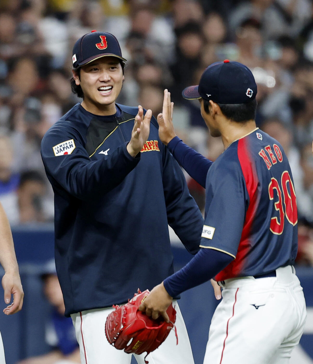 阪神に勝利し、サポートメンバー・根尾（右）を迎える大谷（共同）