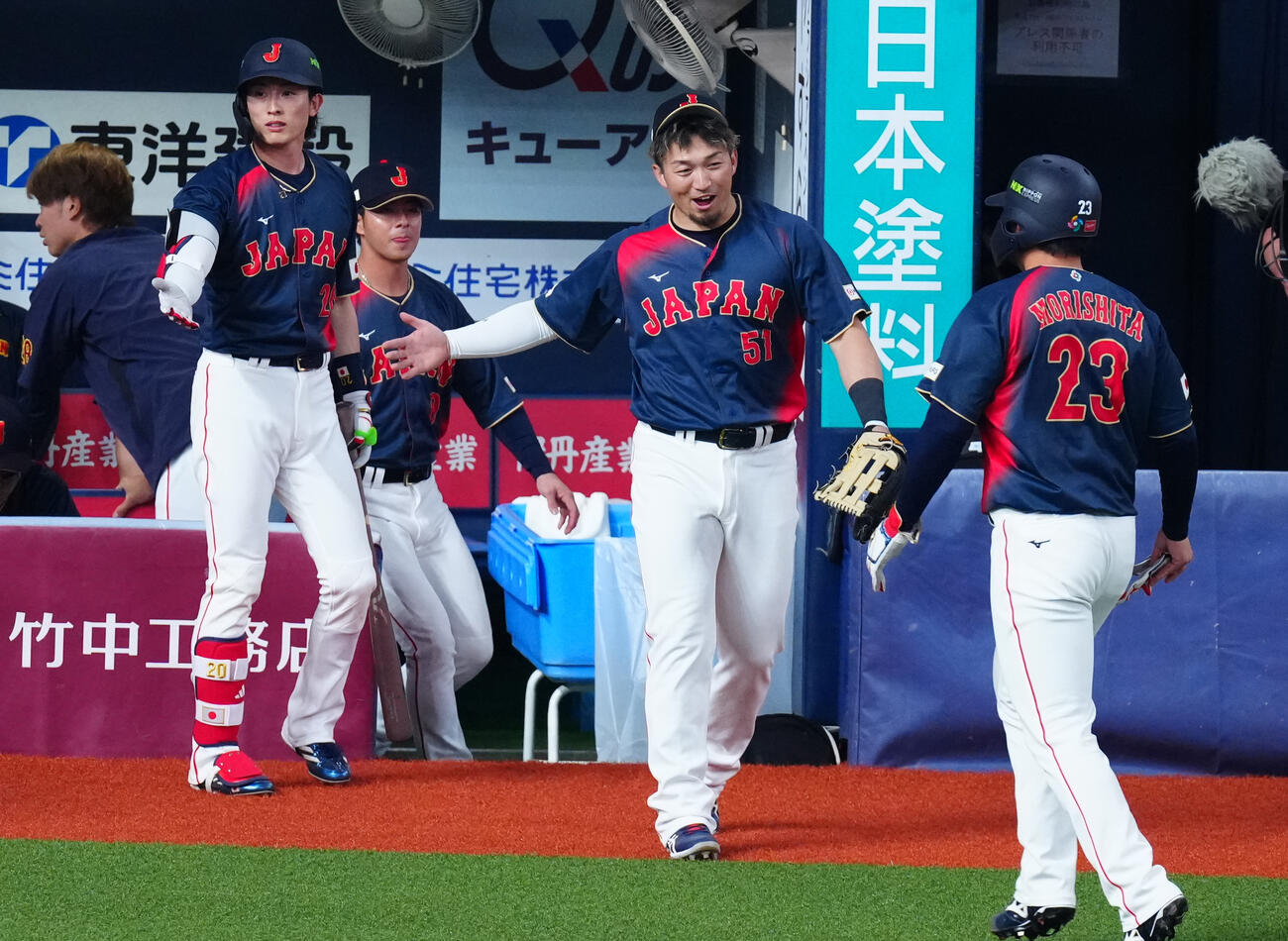 阪神対日本　7回表の攻撃を終え適時打を放った森下（右）を出迎える鈴木（中央）（撮影・垰建太）