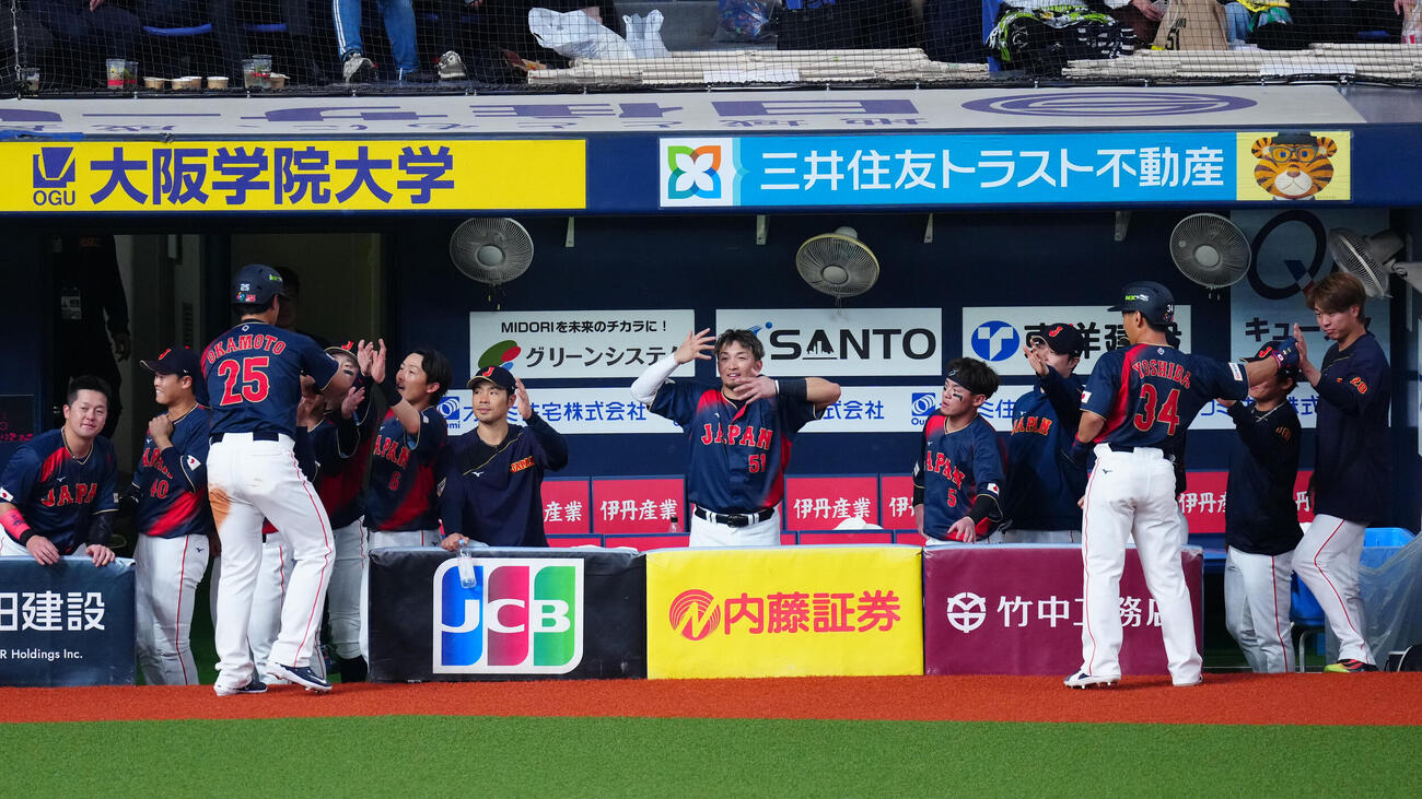 阪神対日本　7回表日本2死二、三塁、中前適時打を放った森下にポーズを要求する鈴木（中央）（撮影・垰建太）