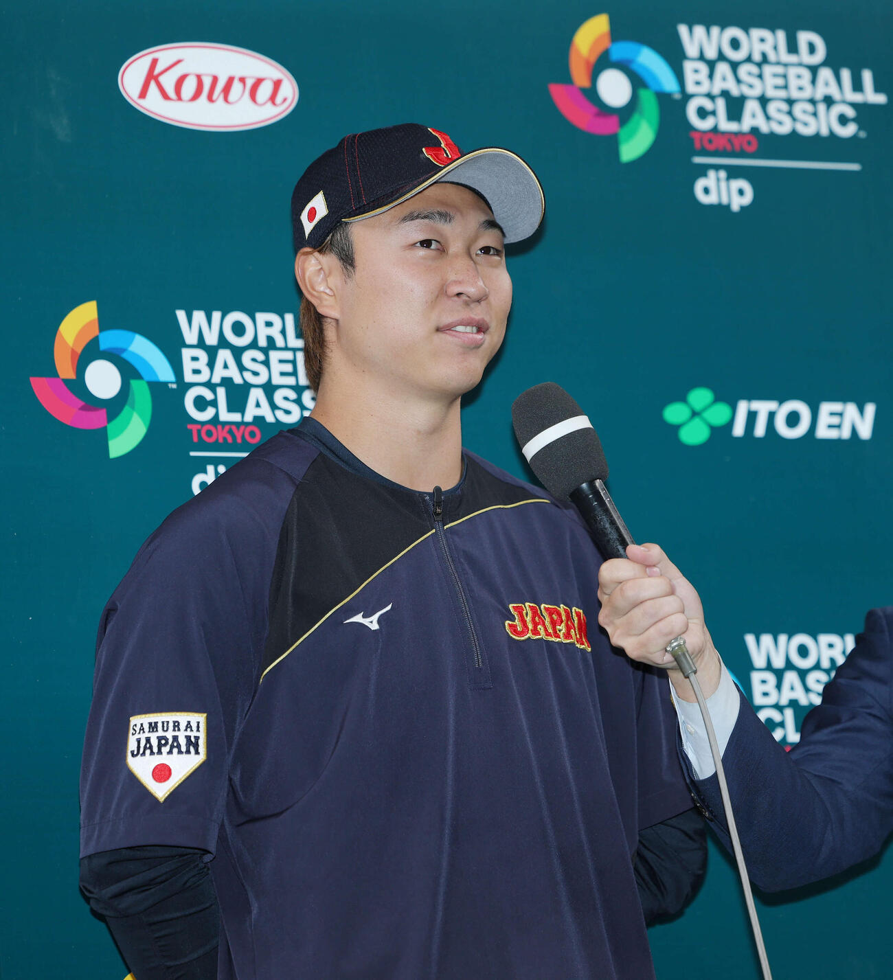試合後、お立ち台に臨む高橋（撮影・河田真司）