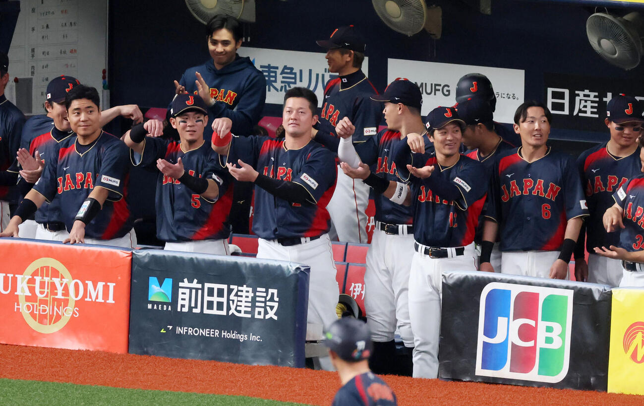 阪神対日本　1回表日本2死、鈴木が左越えソロ本塁打を放ちベンチでお茶を立てるパフォーマンスを見せるナイン（撮影・加藤哉）